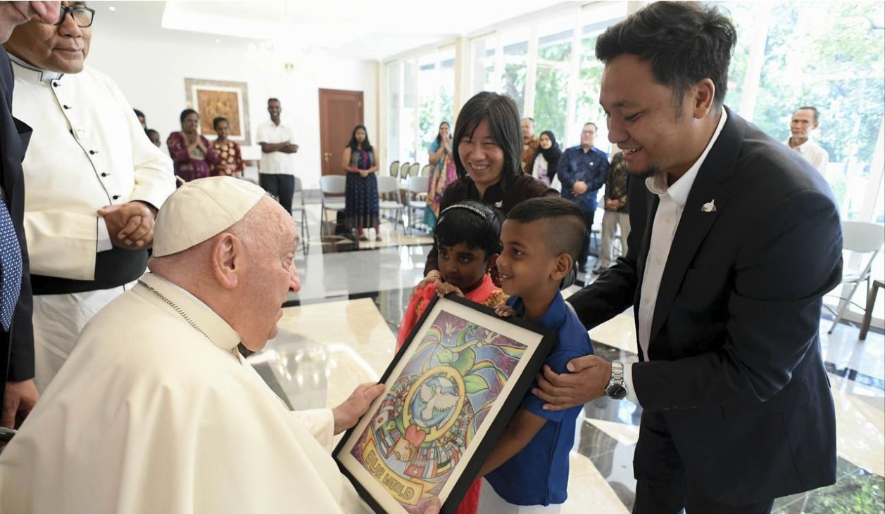 El papa Francisco saluda a su llegada a la nunciatura de Yakarta, Indonesia, tras un vuelo de 13 horas, a un grupo de refugiados y niños huérfanos. (Foto Prensa Libre: EFE)
