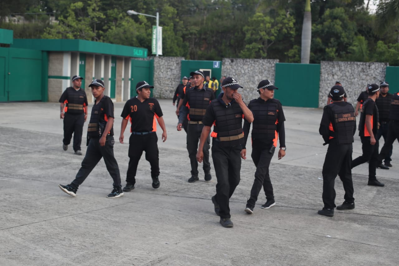 La policia que estuvo presente en el Cementos Progreso. (Foto Prensa Libre: Juan Diego González)