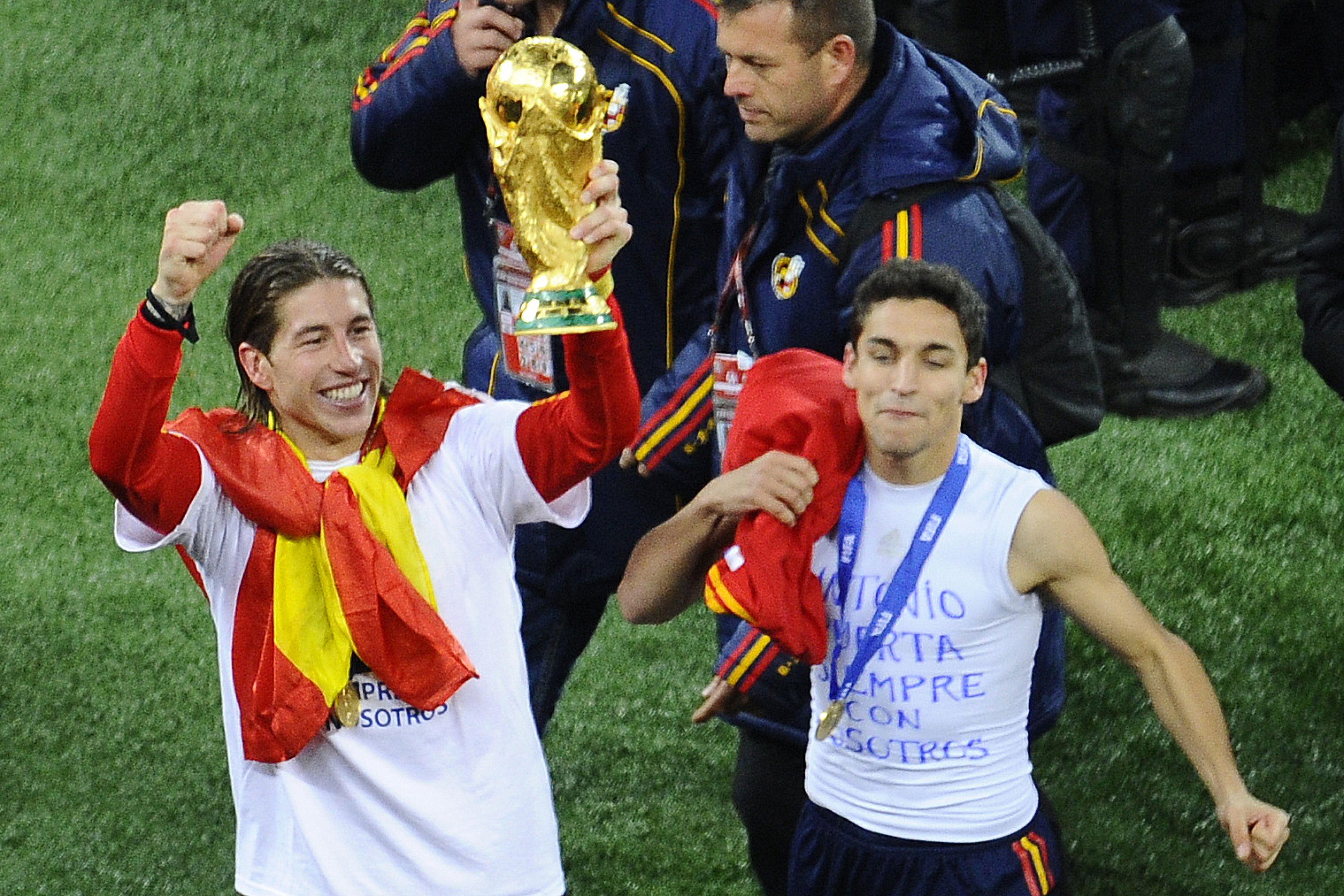 Spain's defender Sergio Ramos (L) raises the trophy as he celebrates with Spain's striker Jesus Navas winning the 2010 World Cup football final Netherlands vs. Spain on July 11, 2010 at Soccer City stadium in Soweto, suburban Johannesburg. NO PUSH TO MOBILE / MOBILE USE SOLELY WITHIN EDITORIAL ARTICLE -      AFP PHOTO / STEPHANE DE SAKUTIN
MUNDIAL SURAFRICA 2010 FINAL 
HOLANDA - SELECCION ESPAÑOLA ESPAÑA 
ALGRIA CAMPEONES CELEBRACIONES COPA TROFEO
PUBLICADA 21/03/13 NA MA04 2COL