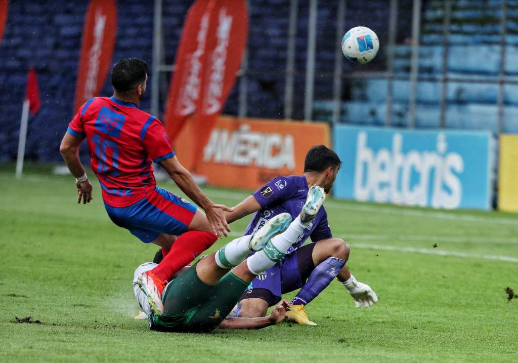 Rotondi en la acción en donde marca el 1-1. (