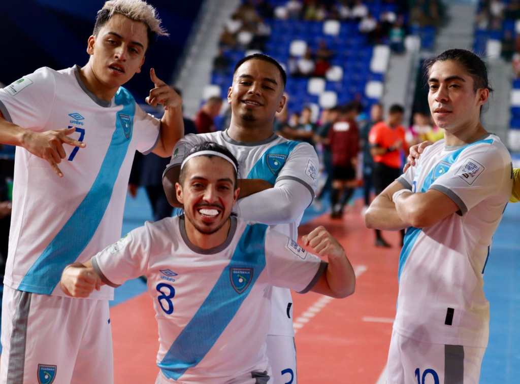 Los jugadores de Guatemala celebran su tercera anotación. 