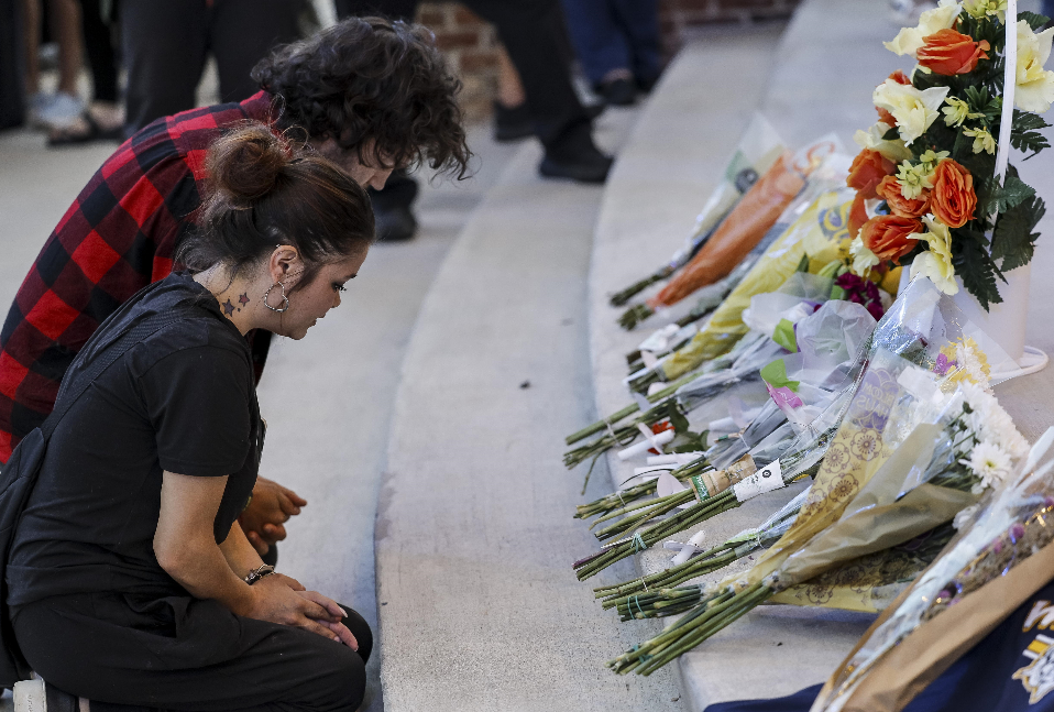 La gente se reúne frente a un monumento durante una vigilia por las víctimas de un tiroteo en una escuela que tuvo lugar en la escuela secundaria Apalachee en Winder, Georgia, EE. UU. (Foto Prensa Libre: EFE/EPA/ERIK S. MENOR)