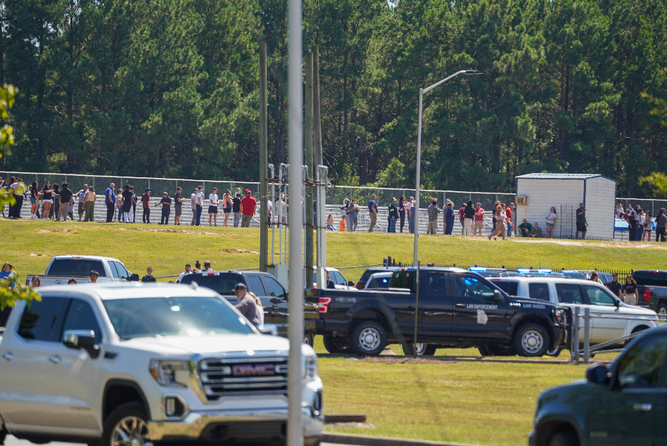 Estudiantes y familiares hacen fila cerca después de un tiroteo en la escuela secundaria Apalachee el 4 de septiembre de 2024 en Winder, Georgia. (Foto Prensa Libre: Megan Varner / GETTY IMAGES NORTEAMÉRICA / Getty Images vía AFP)