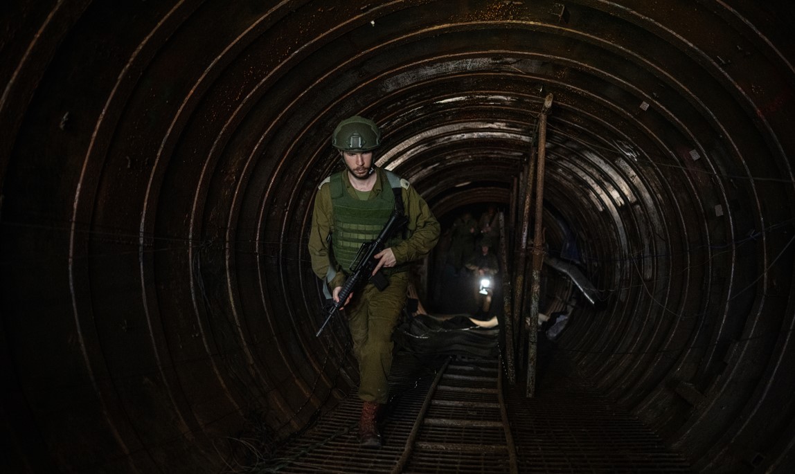 Un soldado israelí sale caminando de un túnel de Hamás durante un recorrido para periodistas internacionales organizado y escoltado por militares israelíes, en la Franja de Gaza, el 15 de diciembre de 2023. (Foto: Prensa Libre: Tamir Kalifa/The New York Times).