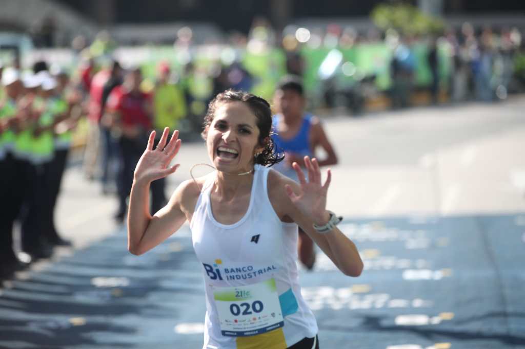 Viviana Aroche completó el recorrido y ganó la competencia.