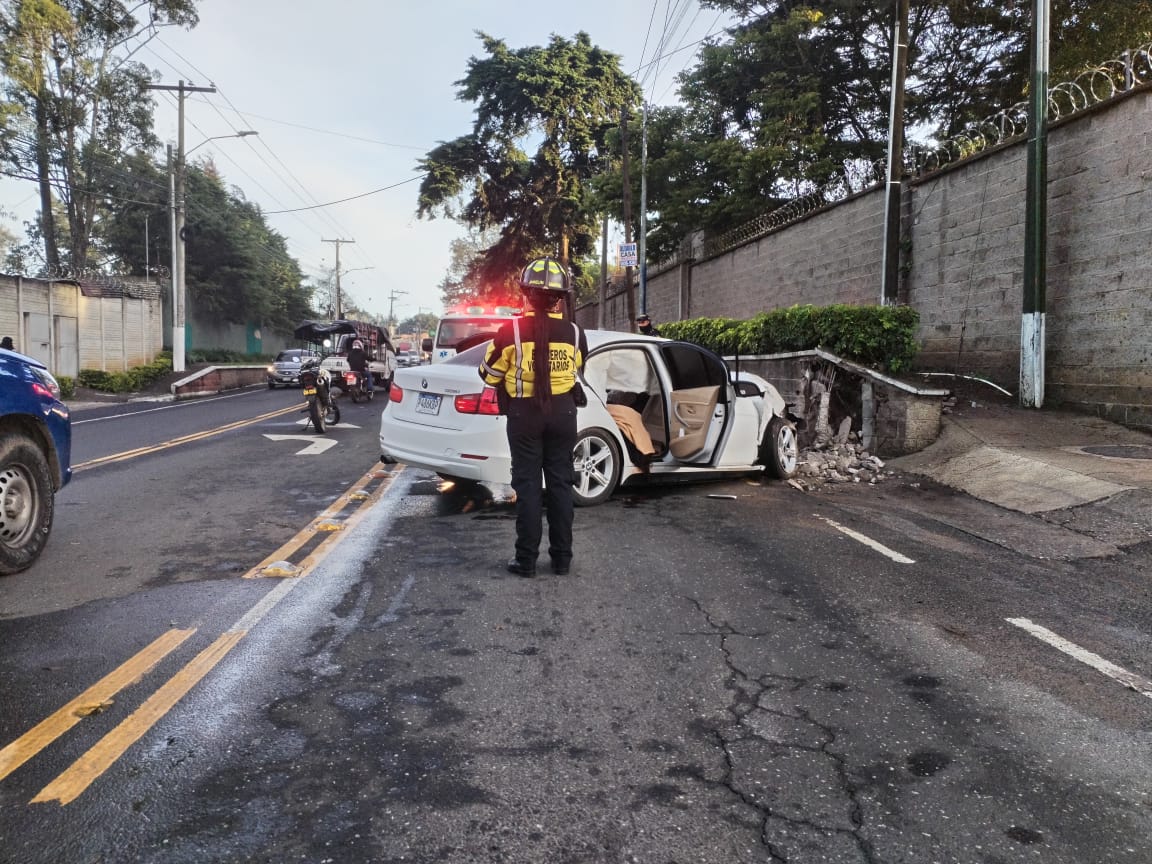 Una mujer murió en un accidente vehicular en el kilómetro 18 en la ruta a Pavón, Fraijanes, donde dos niñas resultaron heridas y trasladadas a un hospital. Socorrista explican que el conductor del automotor resultó ileso. (Foto Prensa Libre: Bomberos Voluntarios). 