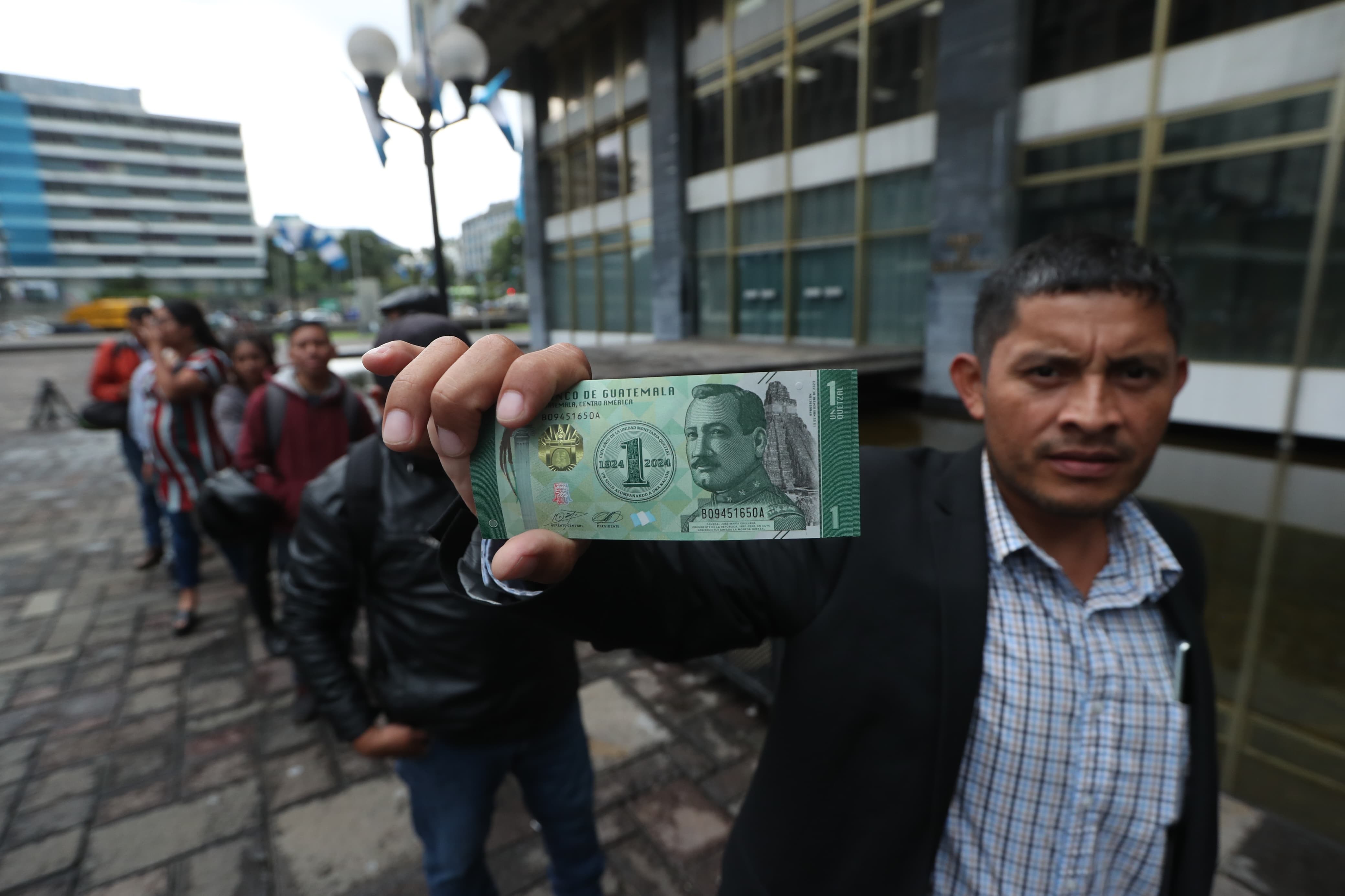 Guatemaltecos se forman afuera del Banco de Guatemala para obtener billete de Q1 que conmemora los cien años desde que el Estado de Guatemala adopto el quetzal como su moneda oficial. (Foto Prensa Libre: Esbin García).