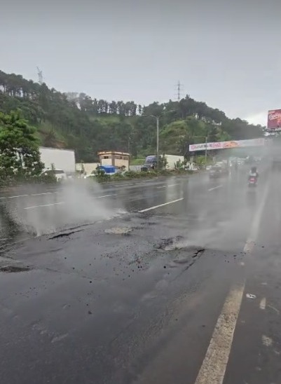 La grieta en la ruta CA-9 Sur se ha reportado desde el 2022. (Foto Prensa Libre: captura de pantalla video Bomberos Voluntarios Villa Nueva)