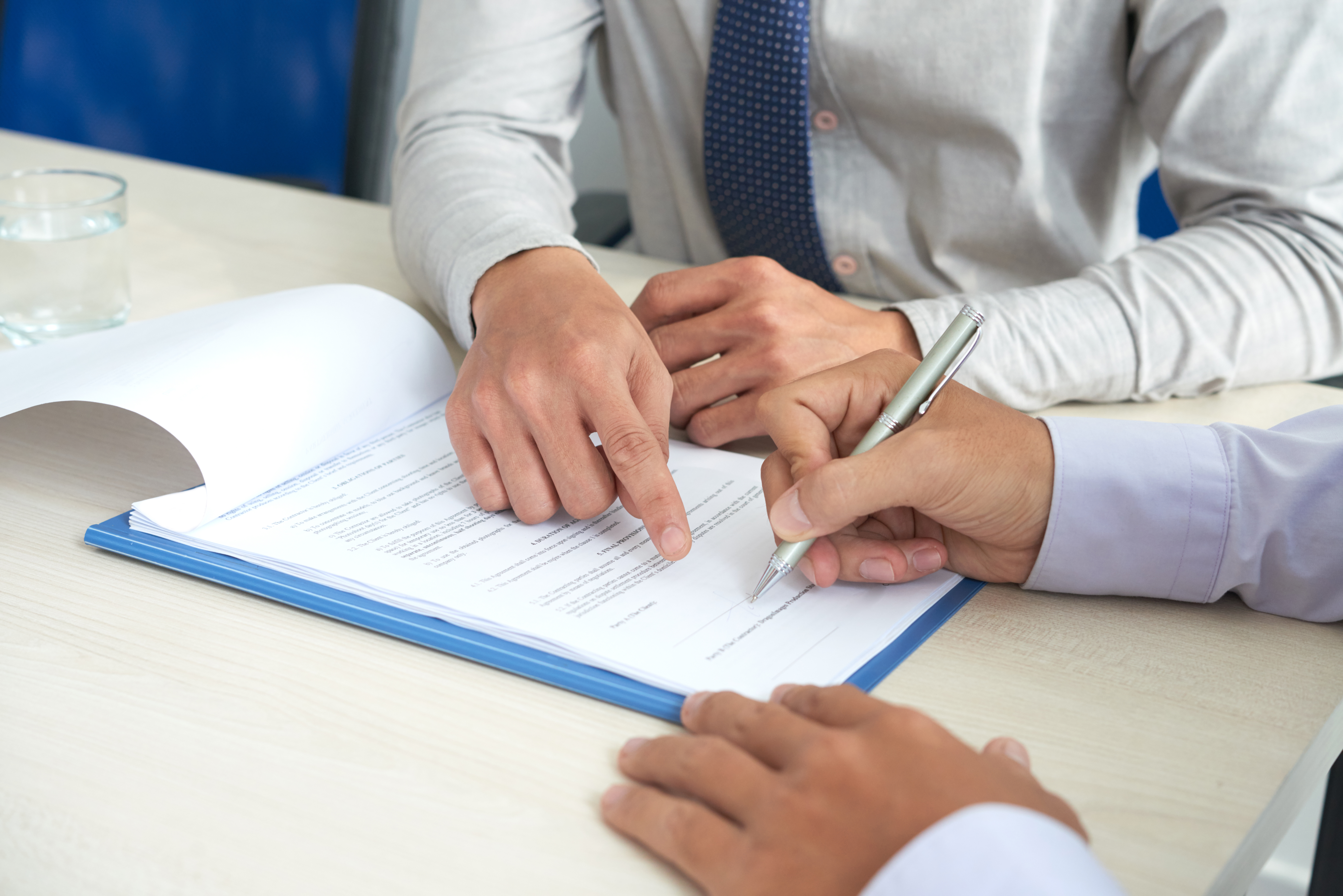 Dos personas firmando un contrato