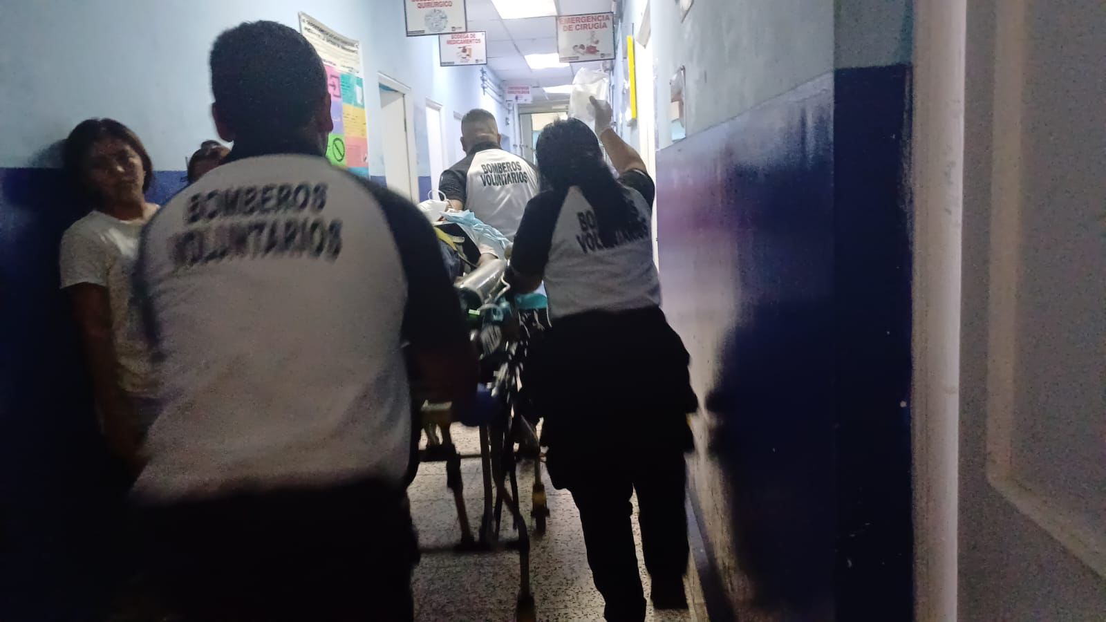 Bomberos Voluntarios trasladan al estudiante Franco Henry Puac Aguilar, de 15 años, hacia el Hospital Nacional de Coatepeque, Quetzaltenango. (Foto Prensa Libre: Bomberos Voluntarios)