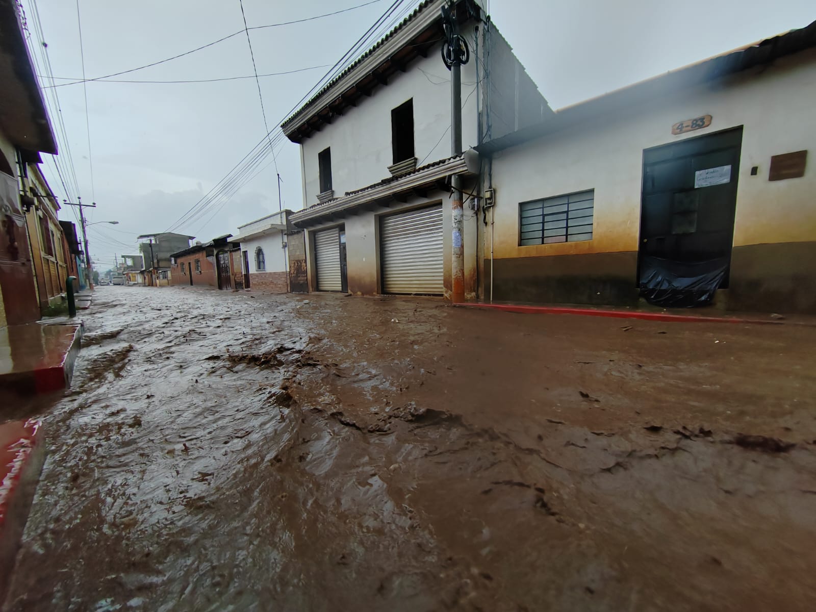 Las fuertes lluvias causan inundaciones en varias regiones del país. En la foto se observa como correntadas de agua y lodo descienden de la montaña en El Tejar, Chimaltenango, afectando las calles del municipio. (Foto Prensa Libre: César Pérez)