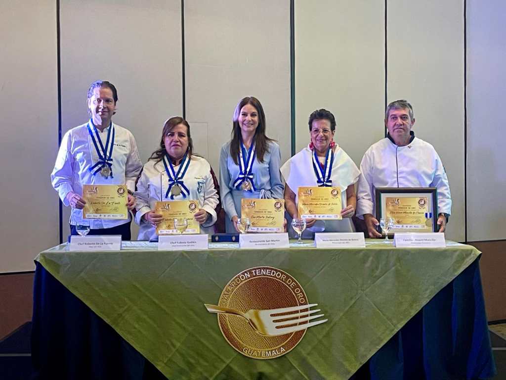 Se ve una mesa con los reconocimientos a las 5 categorías del premio Tenedor de Oro 2024