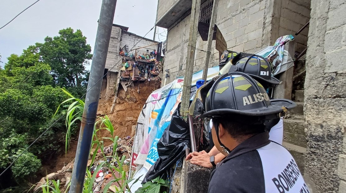 Un socorrista observa el lugar del hundimiento. (Foto: Bomberos Voluntarios)