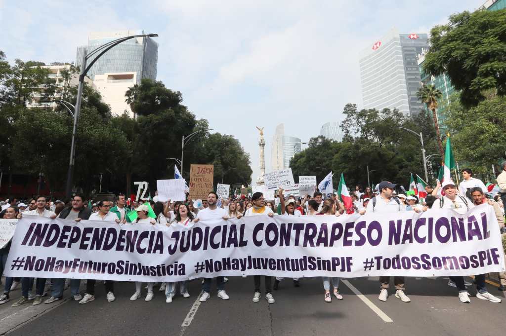 Estudiantes de Derecho marchan contra la reforma judicial de México