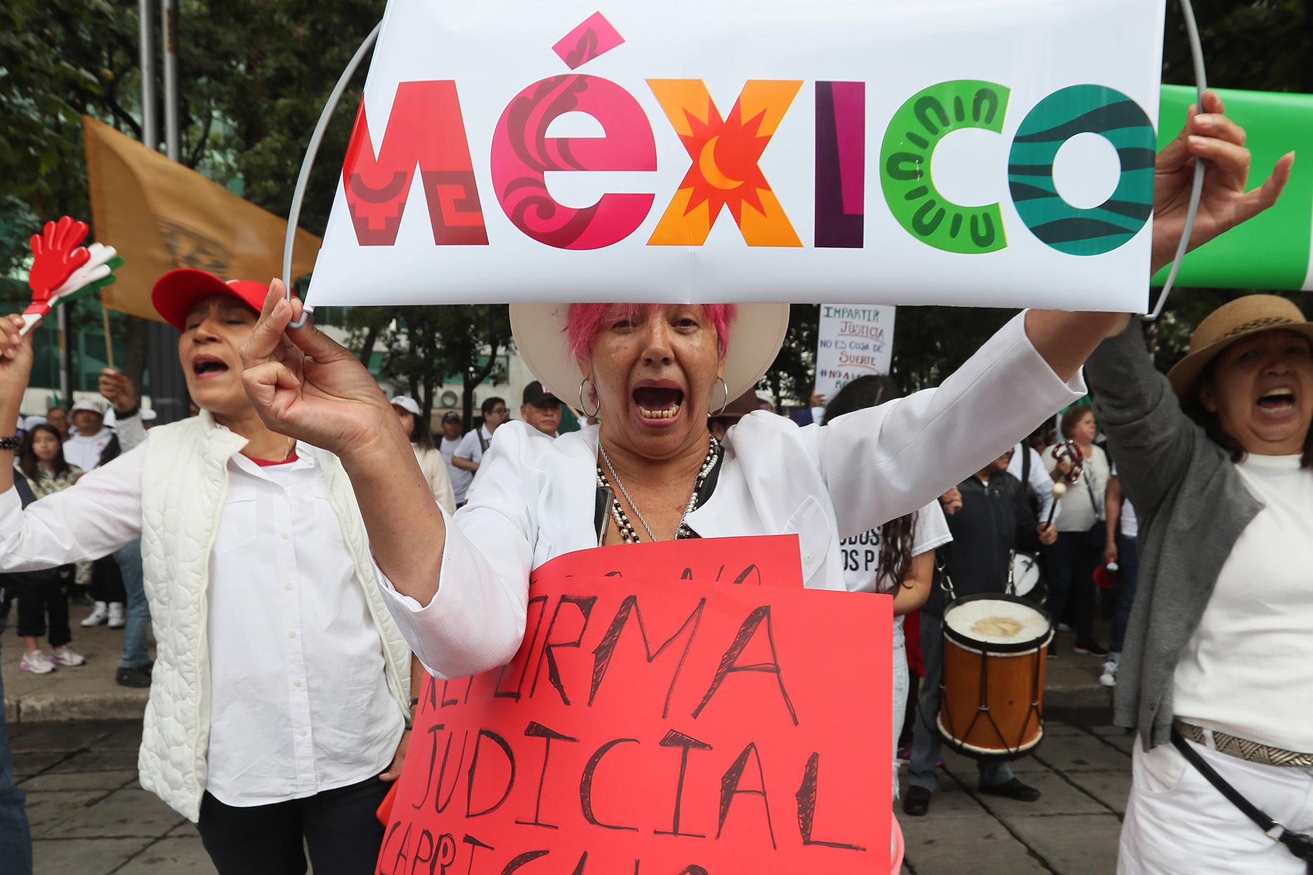 Estudiantes marchan contra la reforma judicial de México