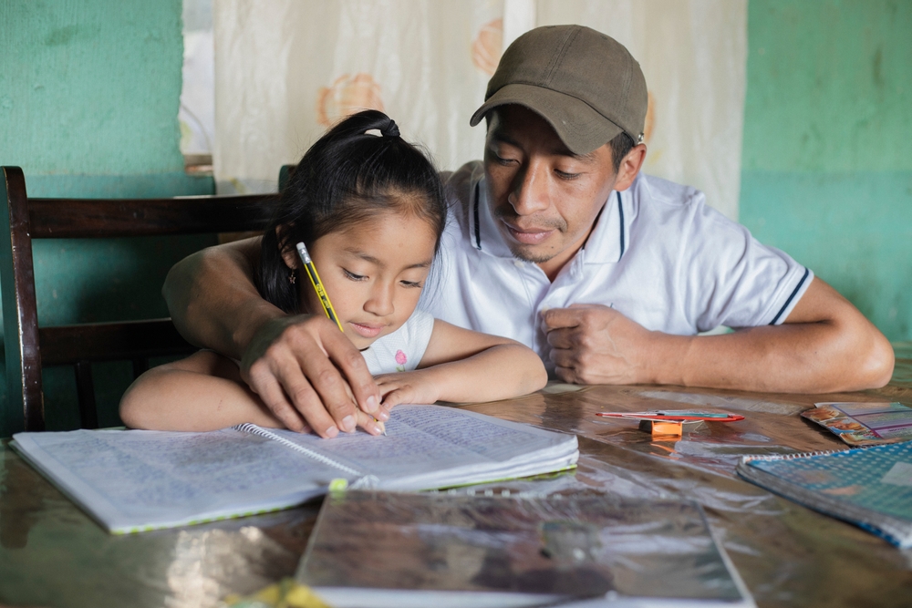 Los hábitos de estudio consistentes en casa, con rutinas regulares y sin distracciones, impactan positivamente en el rendimiento académico. (Foto Prensa Libre: Shutterstock)