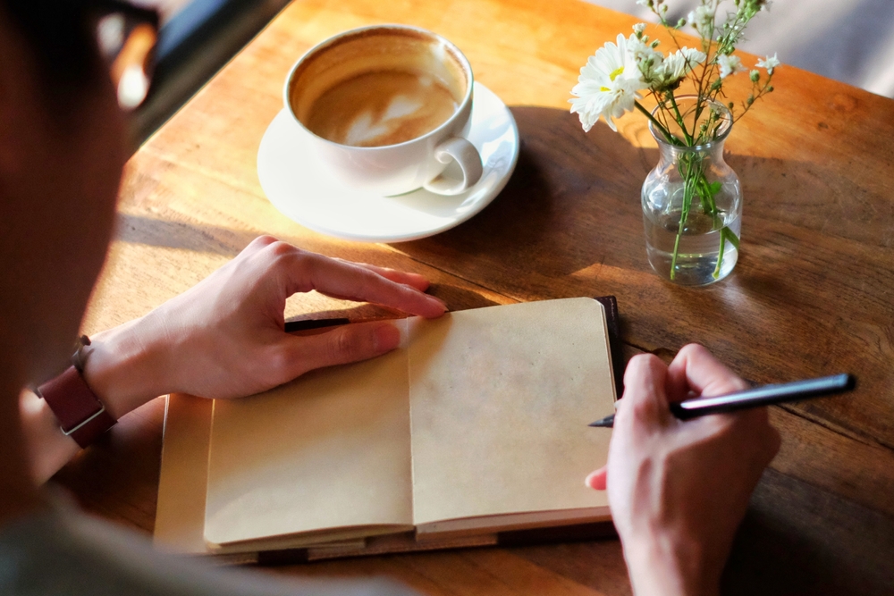 Escribir ayuda a narrar vivencias y funciona como un ejercicio terapéutico que estimula el desarrollo cognitivo. (Foto Prensa Libre: Shutterstock) 