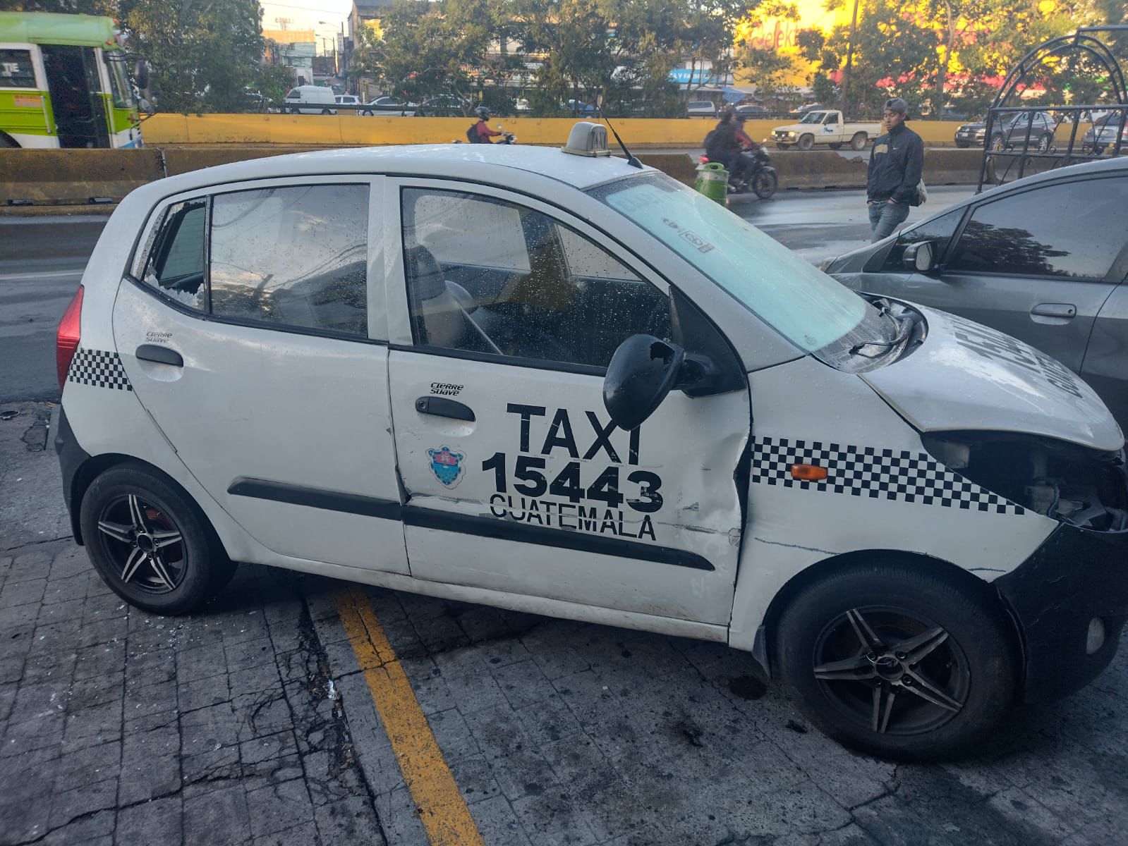 taxi abandonado en el Periferico (3)