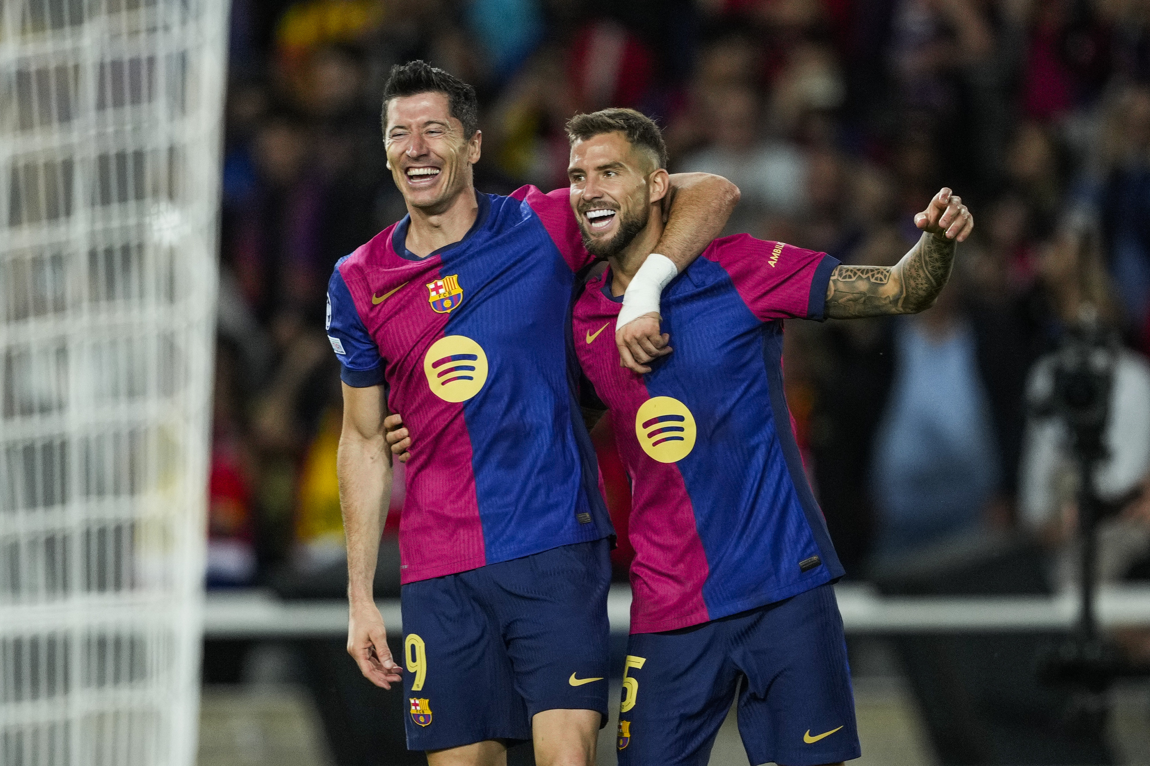 El delantero del FC Barcelona Robert Lewandowski celebra con Íñigo Martínez su segundo gol.