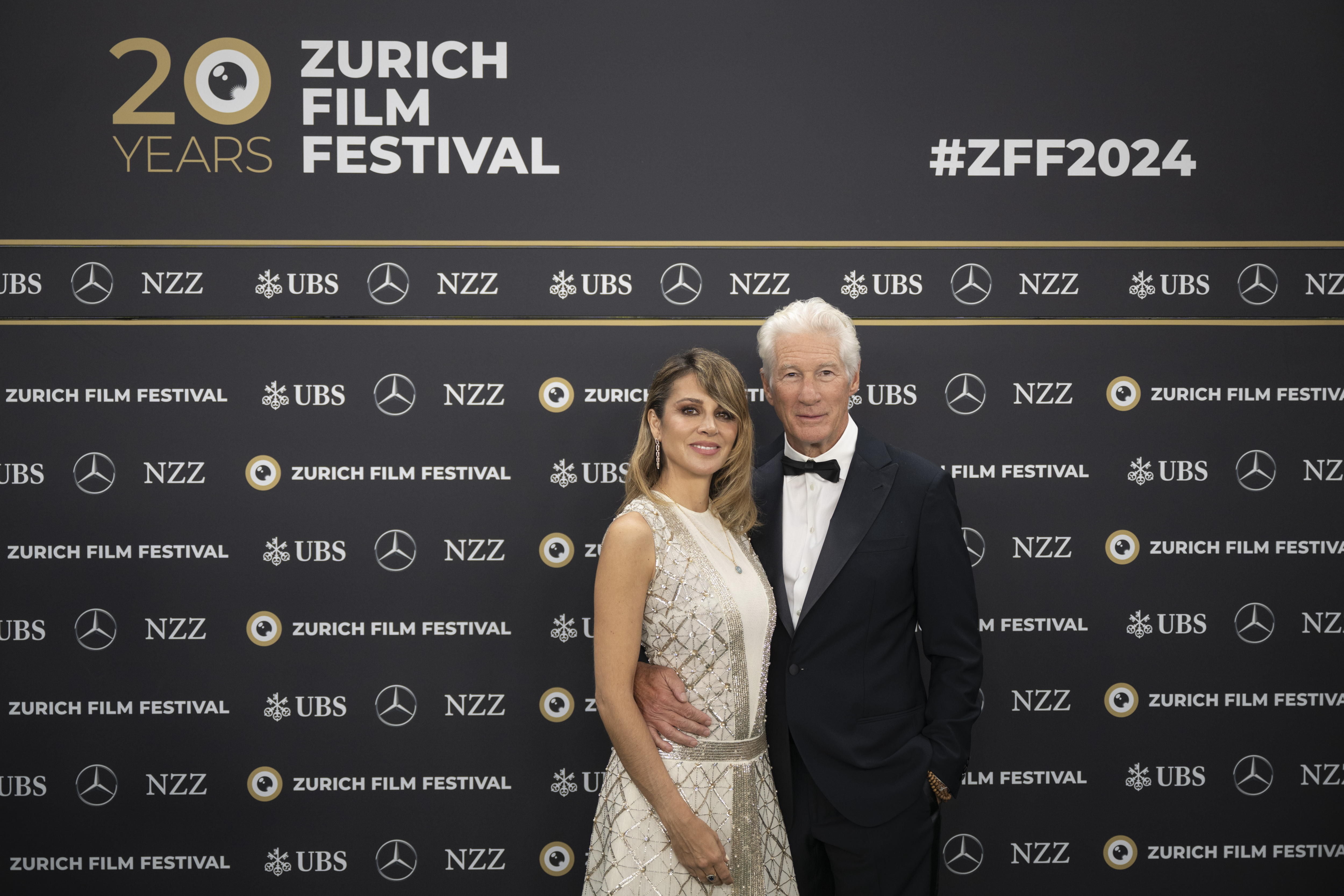 Zurich (Switzerland), 08/10/2024.- US actor Richard Gere (R) poses with his wife Alejandra Silva on the Green Carpet before screening the movie 'Wisdom of Happiness' at the 20th Zurich Film Festival (ZFF), in Zurich, Switzerland, 08 October 2024. The 20th ZFF runs from 03 to 13 October 2024.  (Cine, Cine, Suiza) EFE/EPA/ENNIO LEANZA