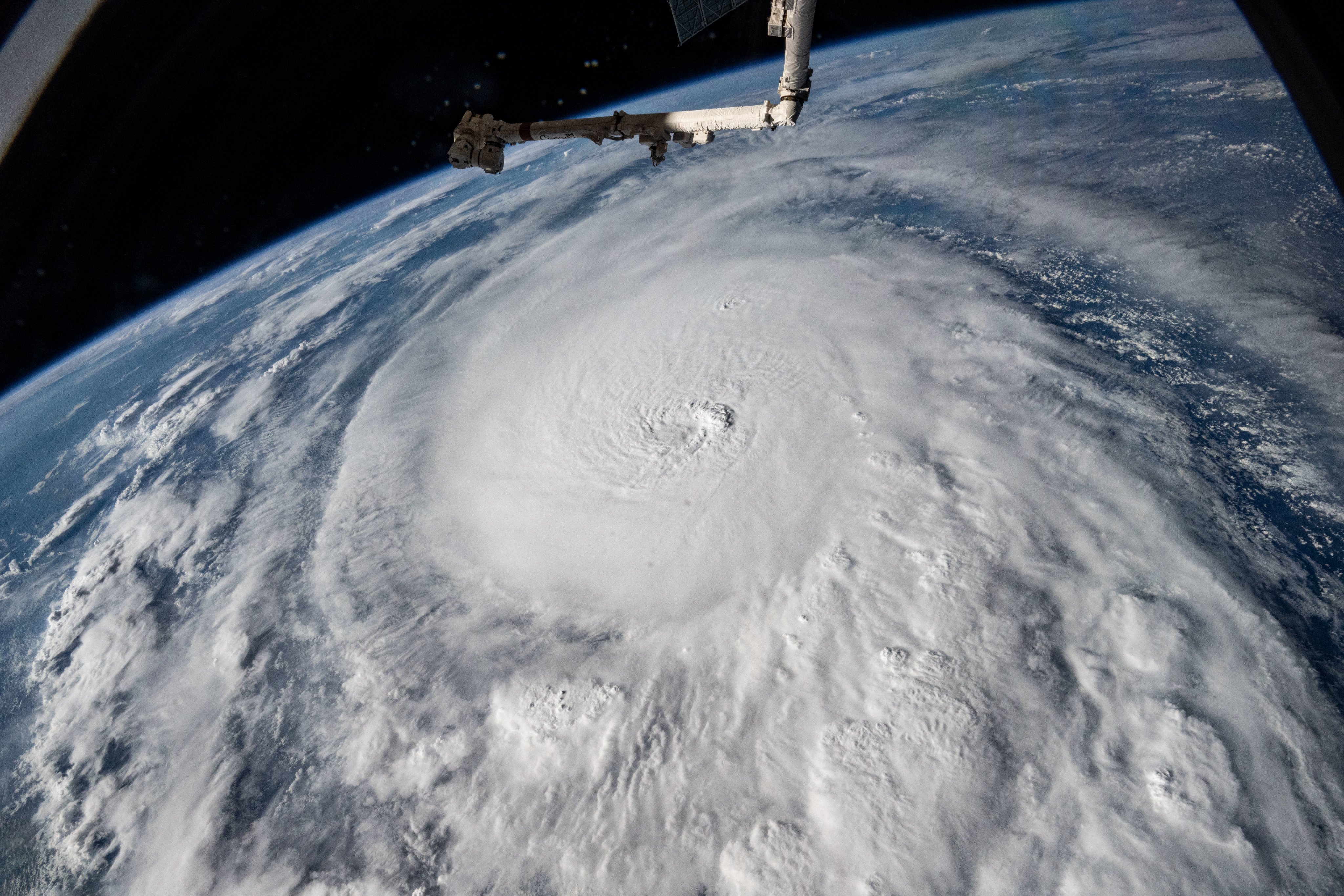 El huracán Milton crece de tamaño y genera los primeros tornados en su camino a Florida