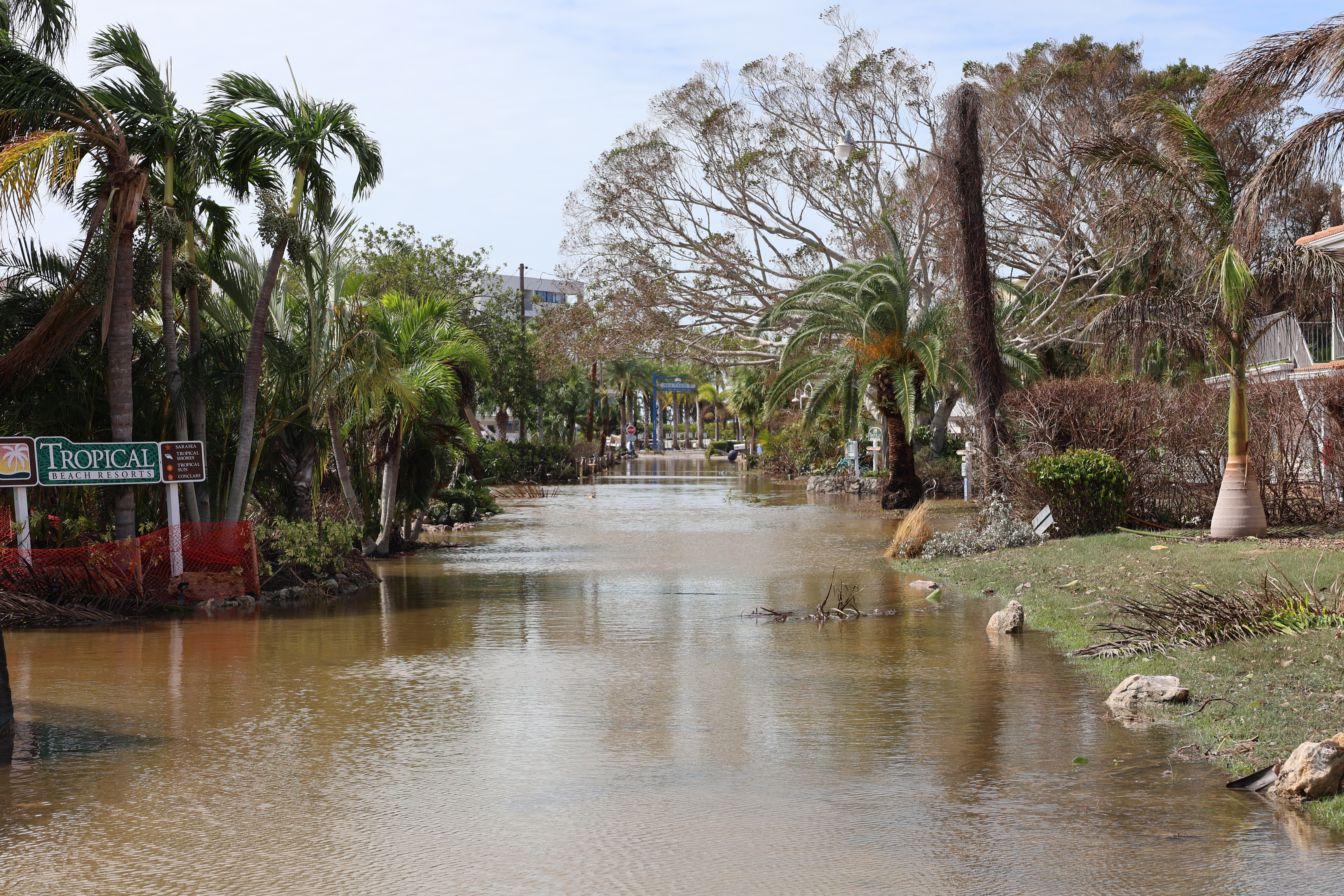 ACOMPAÃA CRÃNICA: EEUU HURACANES ATLÃNTICO USA7635. SARASOTA (FL, EEUU), 10/10/2024.- FotografÃ­a de una calle inundada este jueves por el paso del huracÃ¡n Milton en Sarasota, Florida (EE.UU.). El huracÃ¡n Milton se ha cobrado al menos la vida de una docena de personas y dejado una senda de destrucciÃ³n a su paso por Florida (EE.UU.), que registrÃ³ tornados mortales, graves inundaciones y donde todavÃ­a mÃ¡s de 3 millones de usuarios permanecen sin luz, ademÃ¡s de causar daÃ±os estimados en hasta 60.000 millones de dÃ³lares. EFE/Octavio GuzmÃ¡n