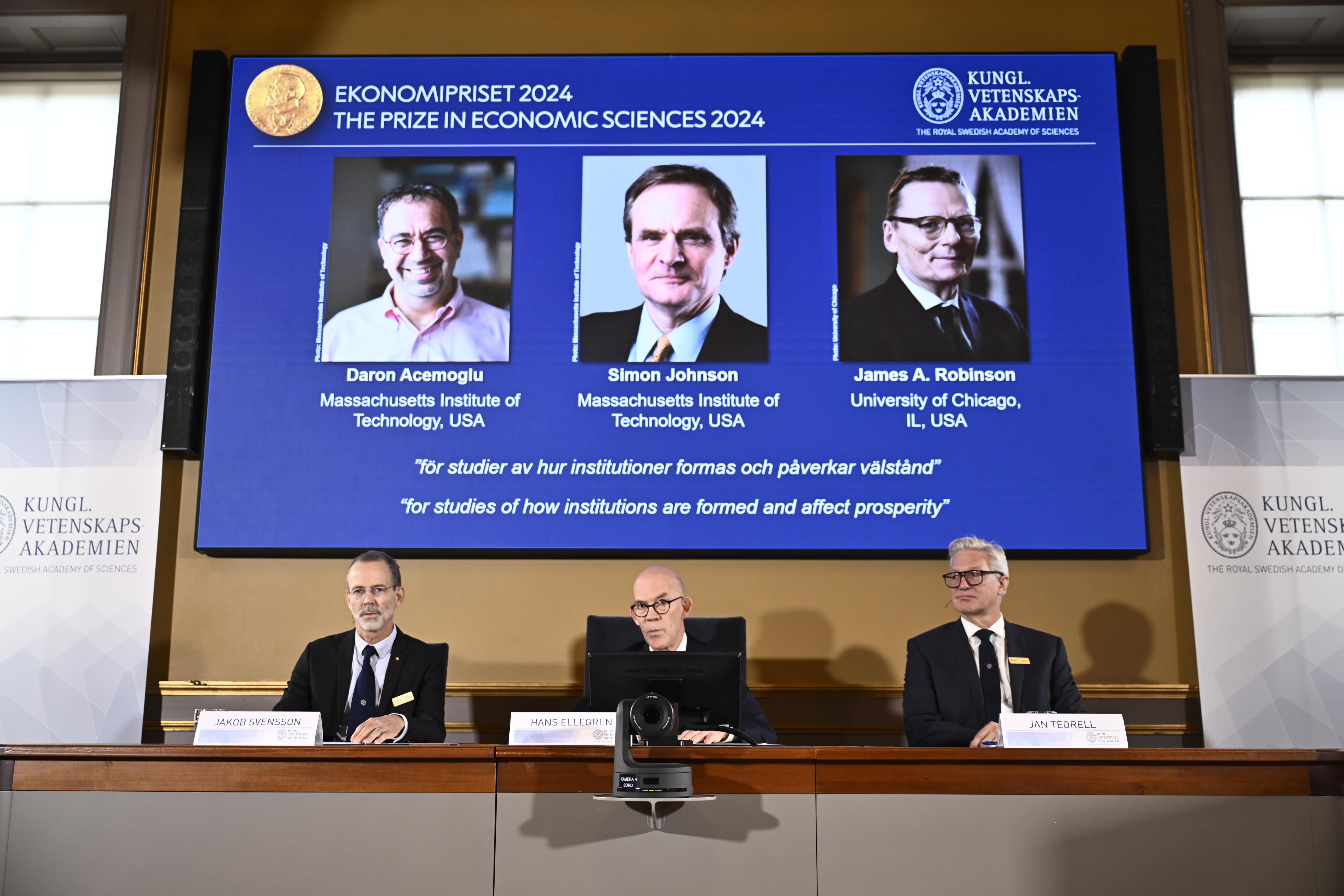 Daron Acemoglu, Simon Johnson y James A Robinson resultan ganadores del Premio Nobel de Economía 2024. (Foto Prensa Libre: EFE/EPA/Christine Olsson/ TT SUECIA FUERA)