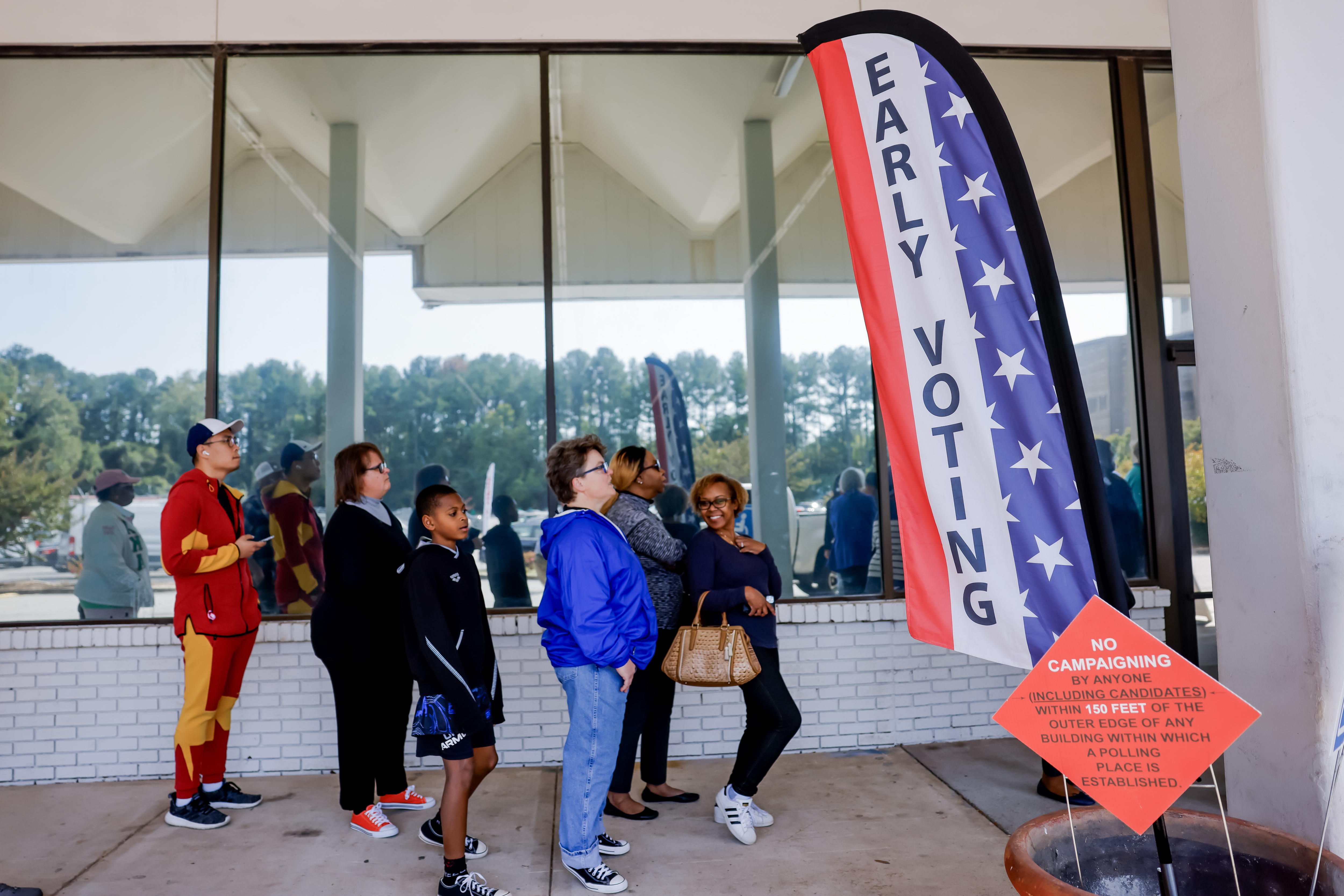 La gente espera en fila para emitir su voto durante el primer día de Votación Anticipada (Early Voting) en Georgia para las elecciones presidenciales de EE.UU. y otras contiendas en la Oficina Principal de Registro de Votantes y Elecciones del Condado de Dekalb en Decatur, Georgia, EE.UU., 15 de octubre de 2024. (Foto Prensa Libre: EFE/EPA/ERIK S. LESSER)