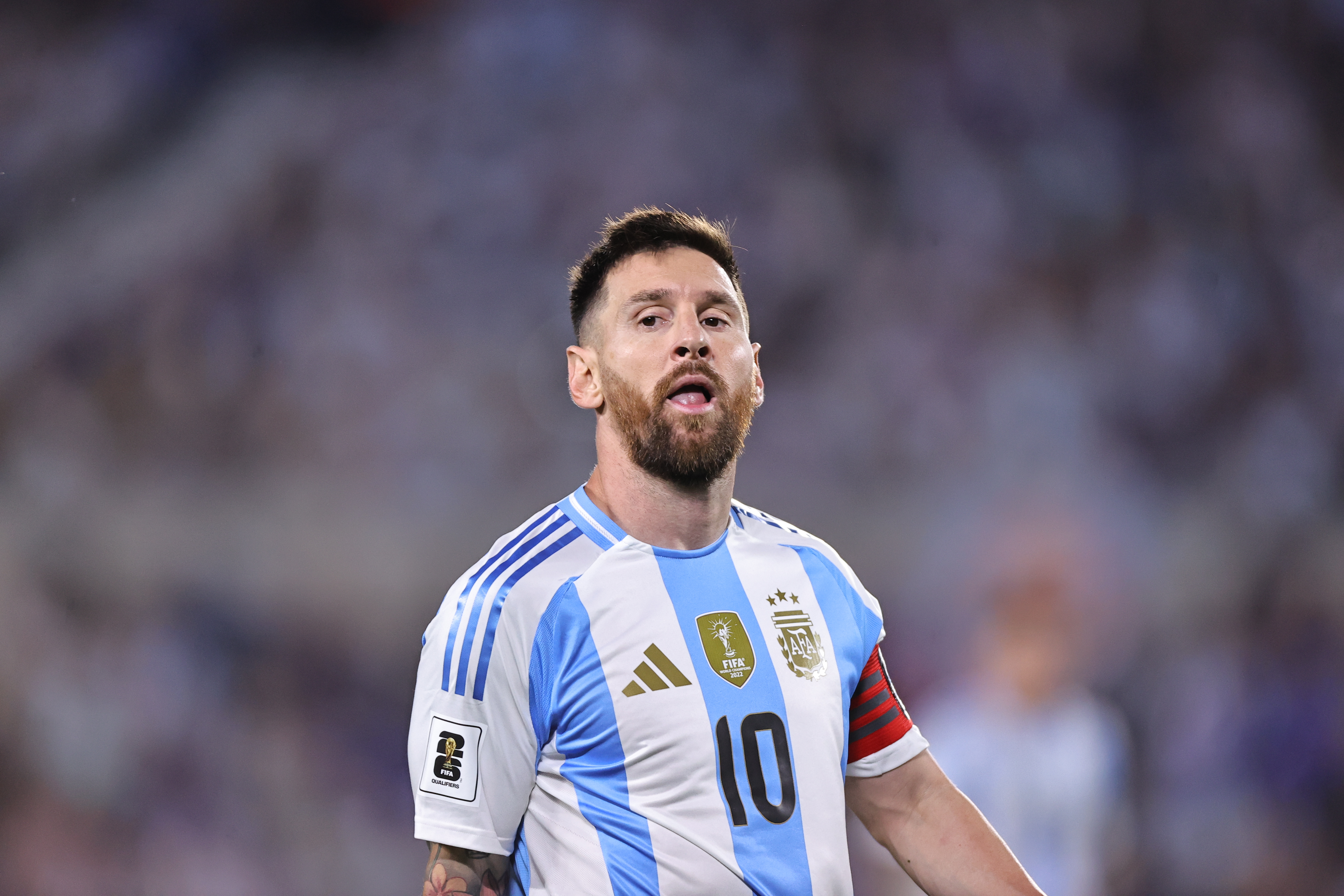 Lionel Messi de Argentina reacciona en un partido de las eliminatorias sudamericanas.