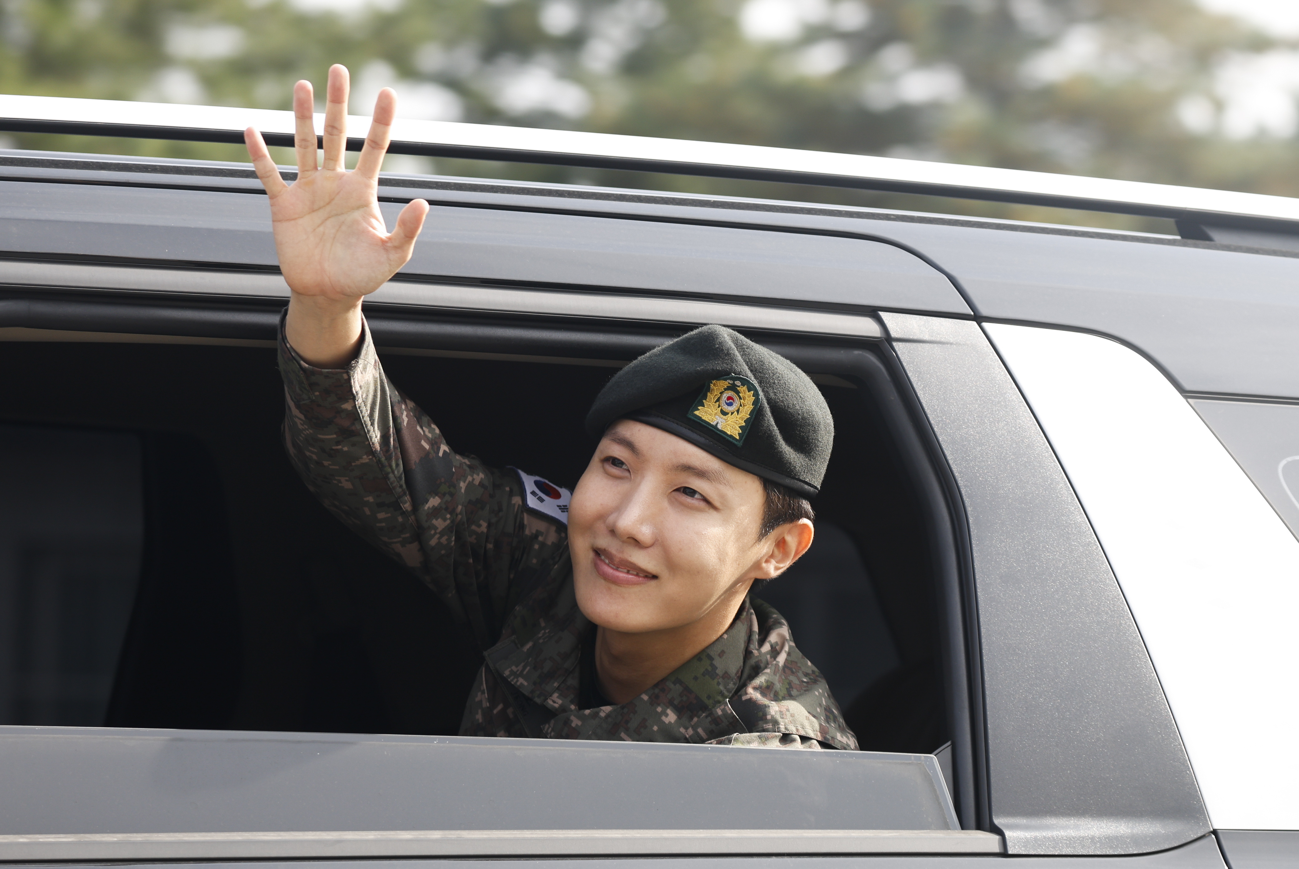 J-Hope en las afueras del 36a División de Infantería del Ejército de Wonju.