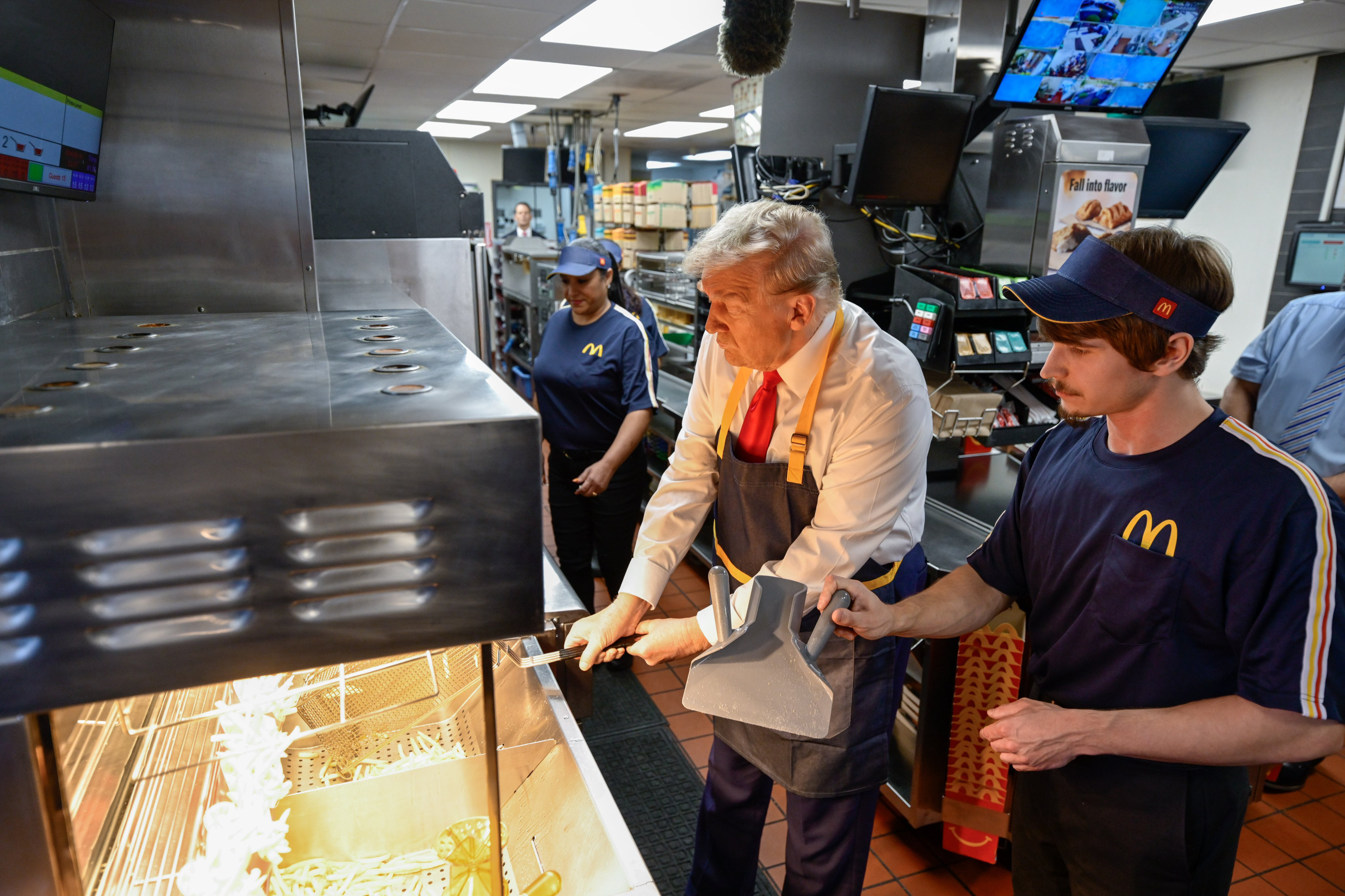 Trump cocina papas fritas en un McDonald's y afirma que Harris nunca trabajó en uno