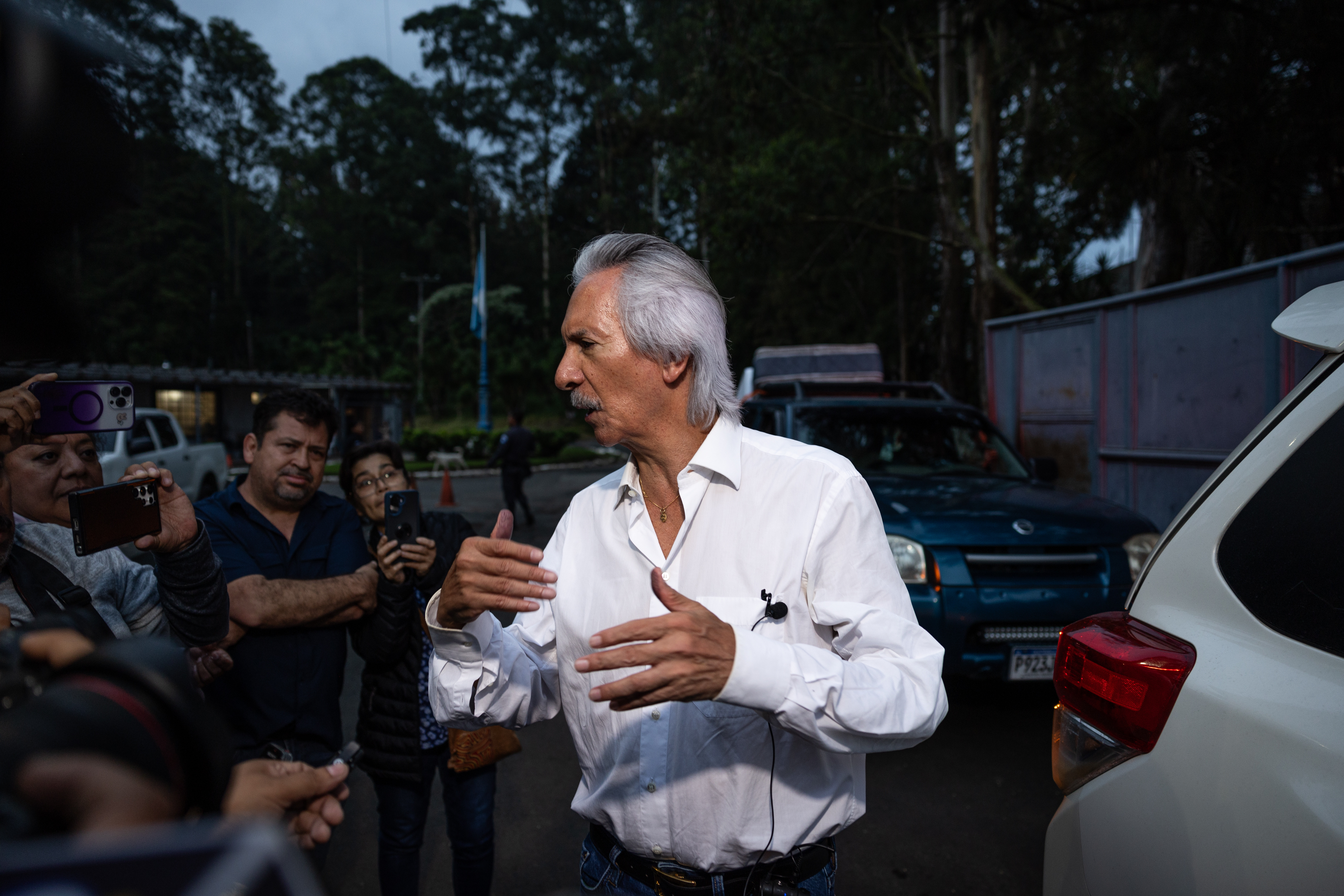 AME9132. CIUDAD DE GUATEMALA (GUATEMALA), 19/10/2024.- El periodista José Rubén Zamora Marroquín da declaraciones a su salida de un cuartel militar este sábado, en la Ciudad de Guatemala (Guatemala). Zamora Marroquín salió del cuartel militar del norte de la Ciudad de Guatemala, tras permanecer 813 días detenido en medio de un proceso judicial plagado de irregularidades y de que un juez le concediera el viernes la medida de arresto domiciliario. EFE/ David Toro