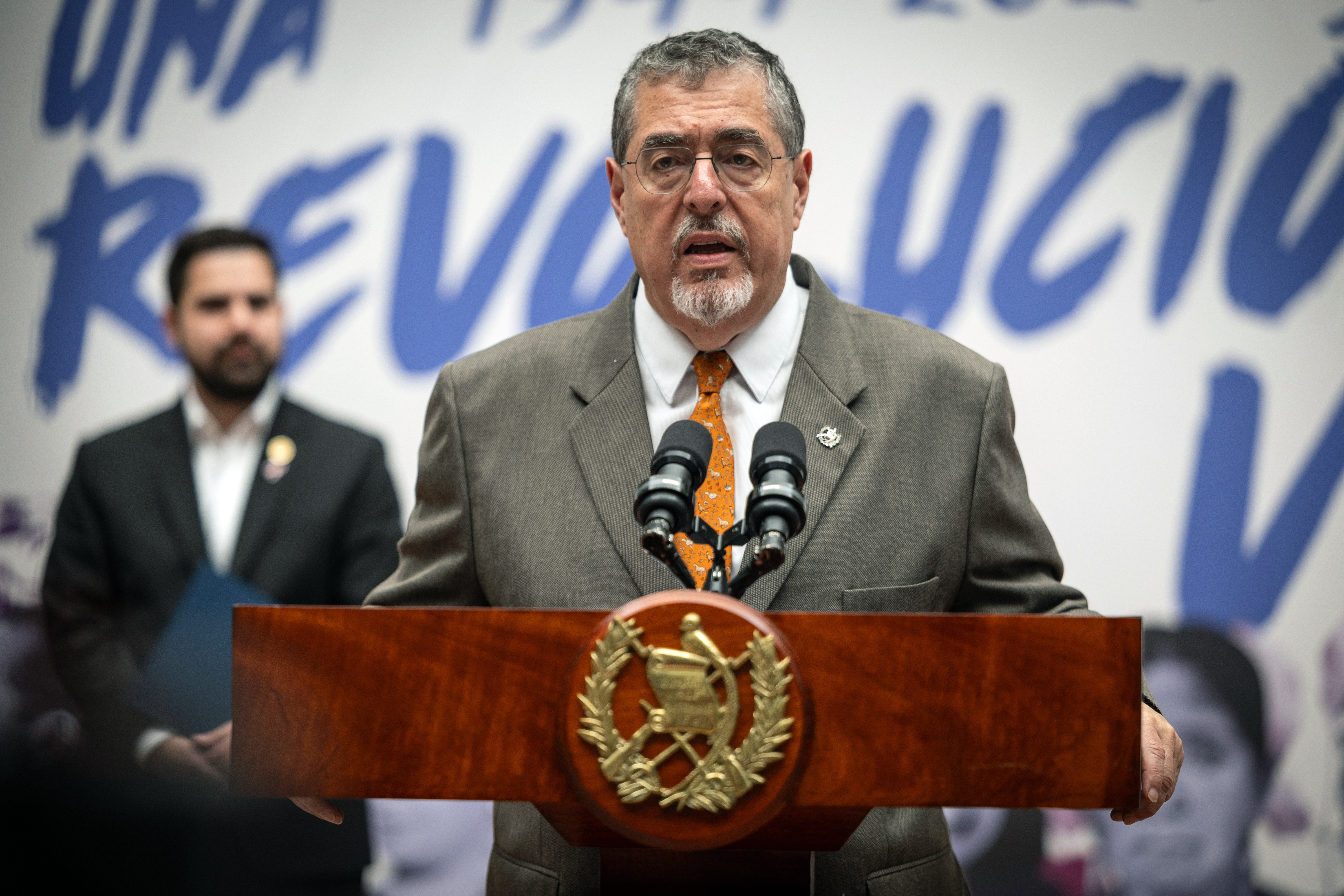 AME9689. CIUDAD DE GUATEMALA (GUATEMALA), 22/10/2024.- El presidente de Guatemala, Bernardo Arévalo de León, habla durante una conferencia de prensa este martes, en Ciudad de Guatemala (Guatemala). Arévalo destacó la liberación del periodista José Rubén Zamora, quien pasó en prisión más de 800 días, y pidió el cese de la persecución espuria. Situaciones como la de Zamora Marroquín no deben repetirse, no se debe permitir la utilización espuria del sistema judicial contra la prensa incómoda, destacó el mandatario, quien se reunió la noche de ayer lunes con el periodista. EFE/ David Toro