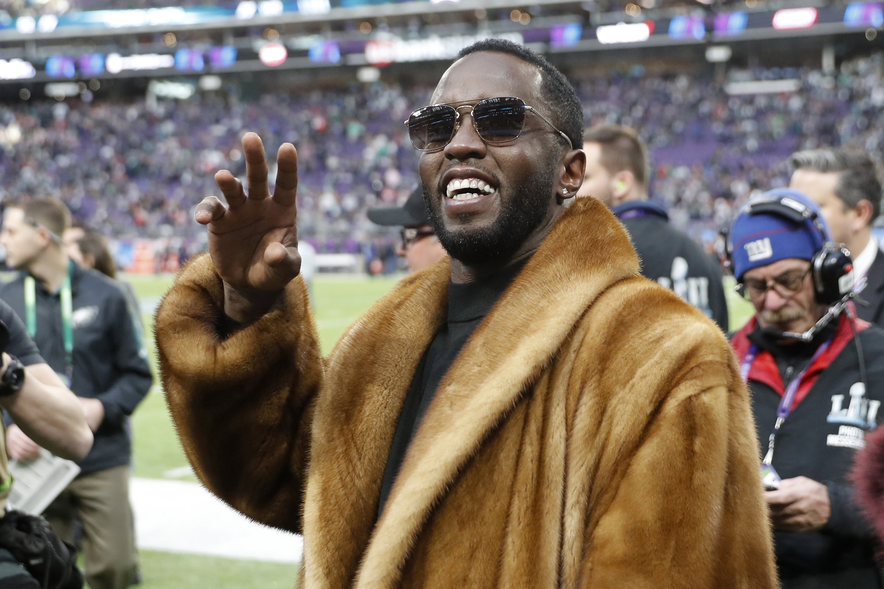 Sean 'Diddy' Combs, saludando antes del inicio del Super Bowl LII en Minneapolis, Minnesota.