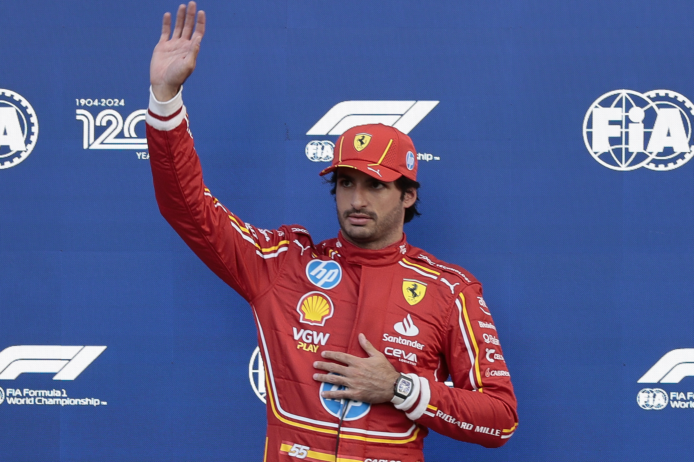 El piloto español del equipo Ferrari Carlos Sainz, gana este sábado el primer lugar en la sesión de clasificación del Gran Premio de Fórmula 1