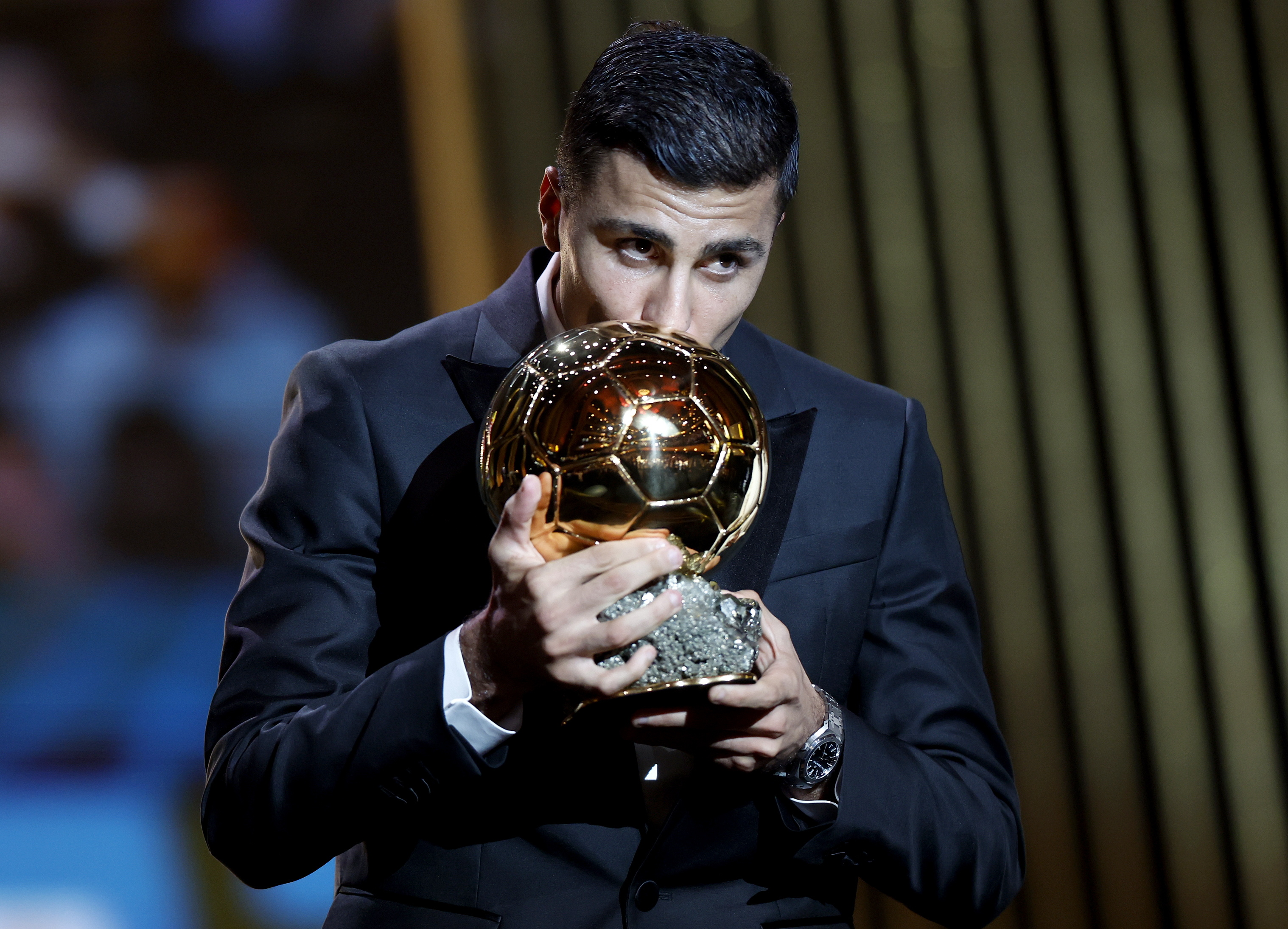 Rodri, mediocampista de Manchester City y España, gana el Balón de Oro Masculino 2024.