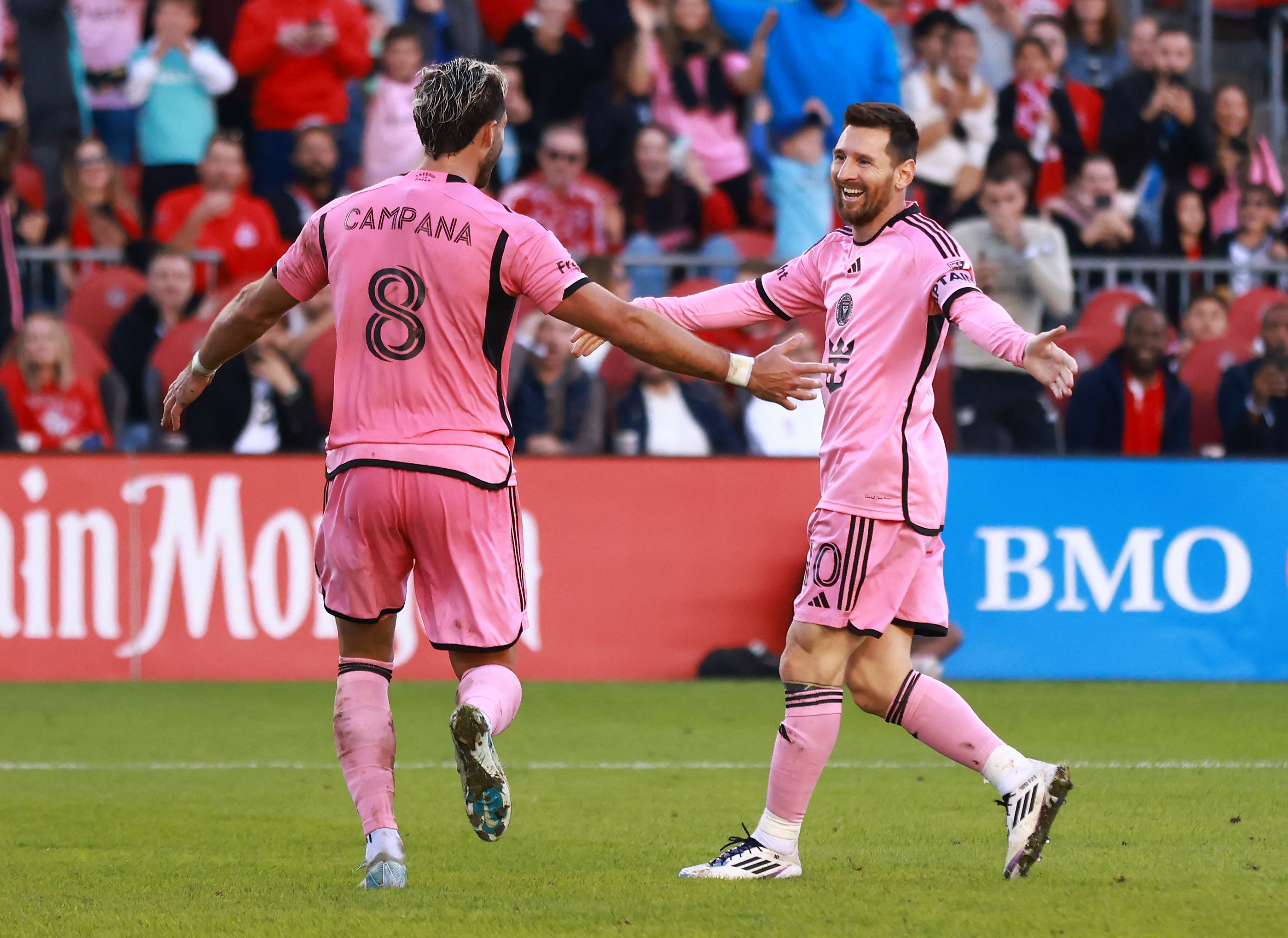 Lionel Messi festeja con Leonardo Campana la anotación del triunfo