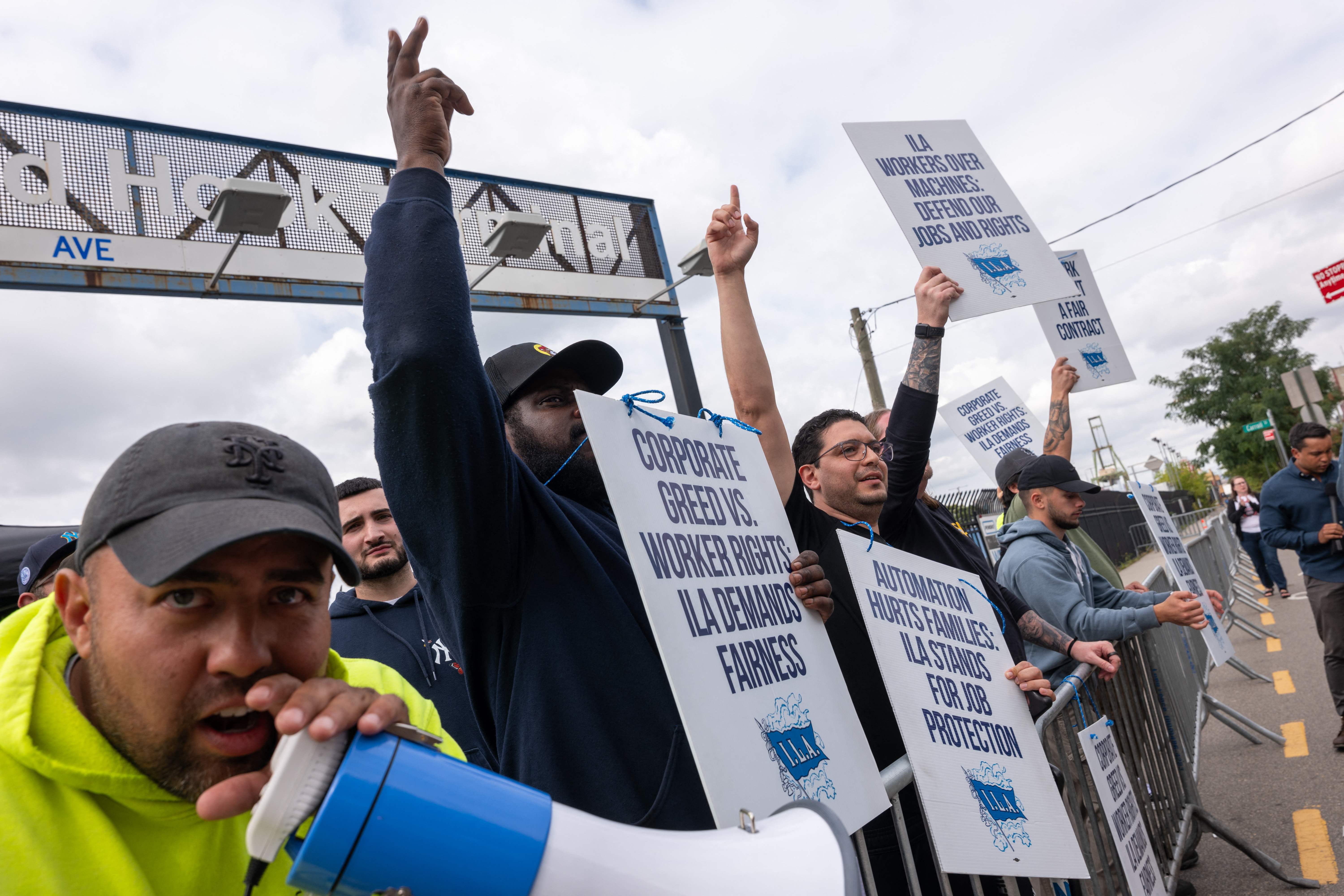 La huelga de los trabajadores portuarios continúa paralizando parte de la economía estadounidense.