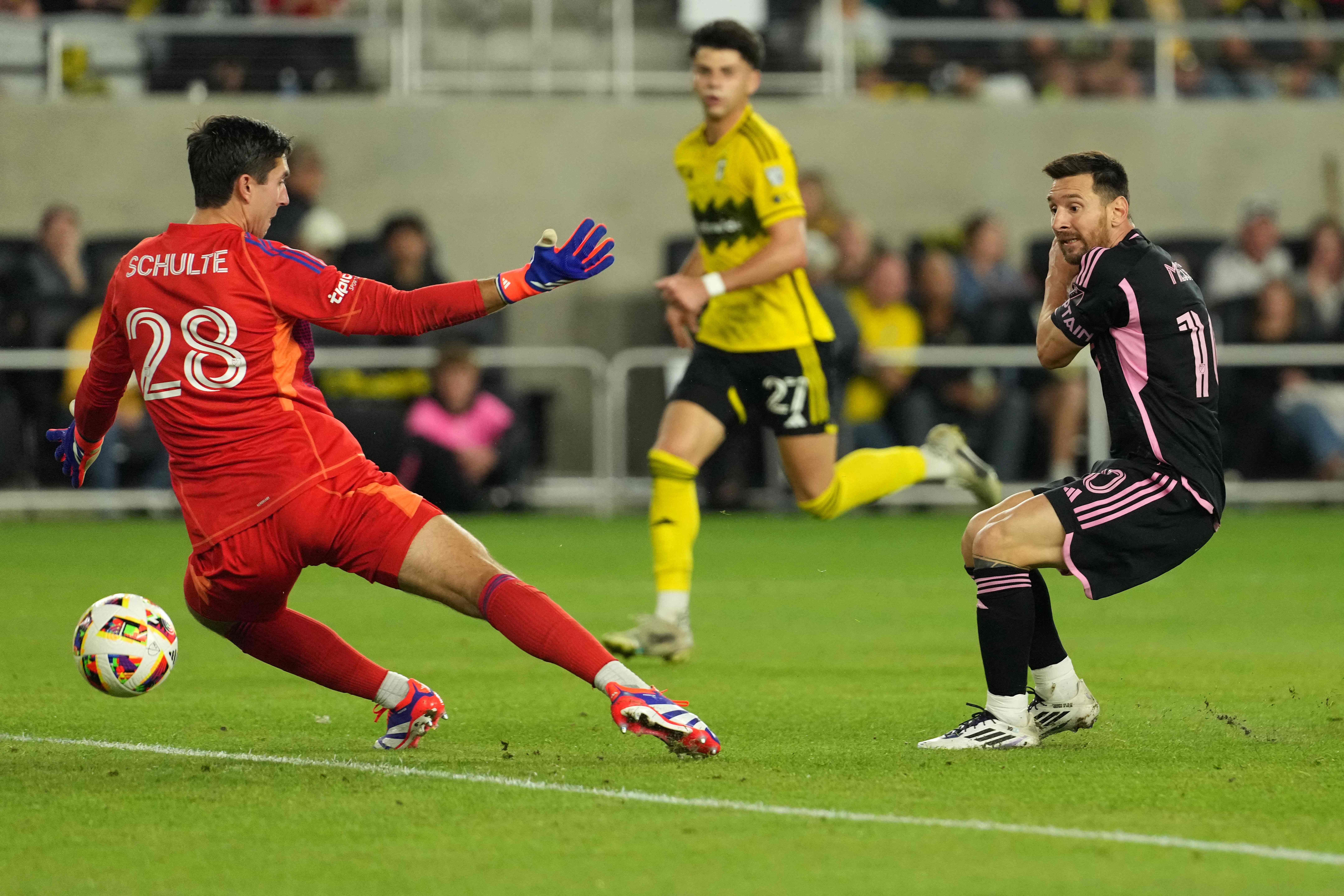 Lionel Messi, del Inter Miami, en el momento que anota uno de los goles en el triunfo frente al Columbus Crew.