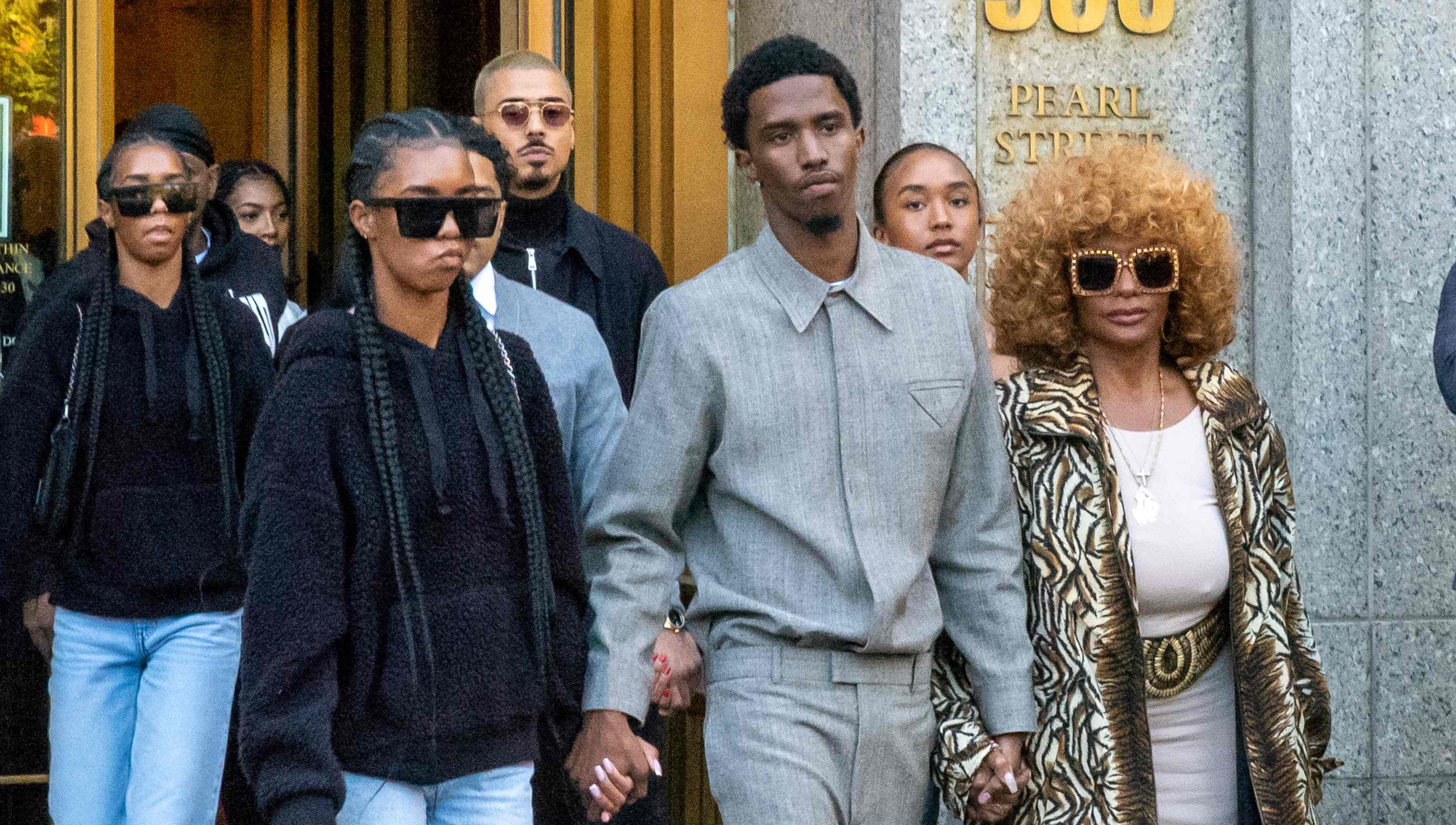 La madre (derecha) y una de las hijas (izquierda) de Combs salen del Distrito Sur del Tribunal Federal de Nueva York después de una audiencia previa al juicio para Sean "Diddy" Combs (centro).