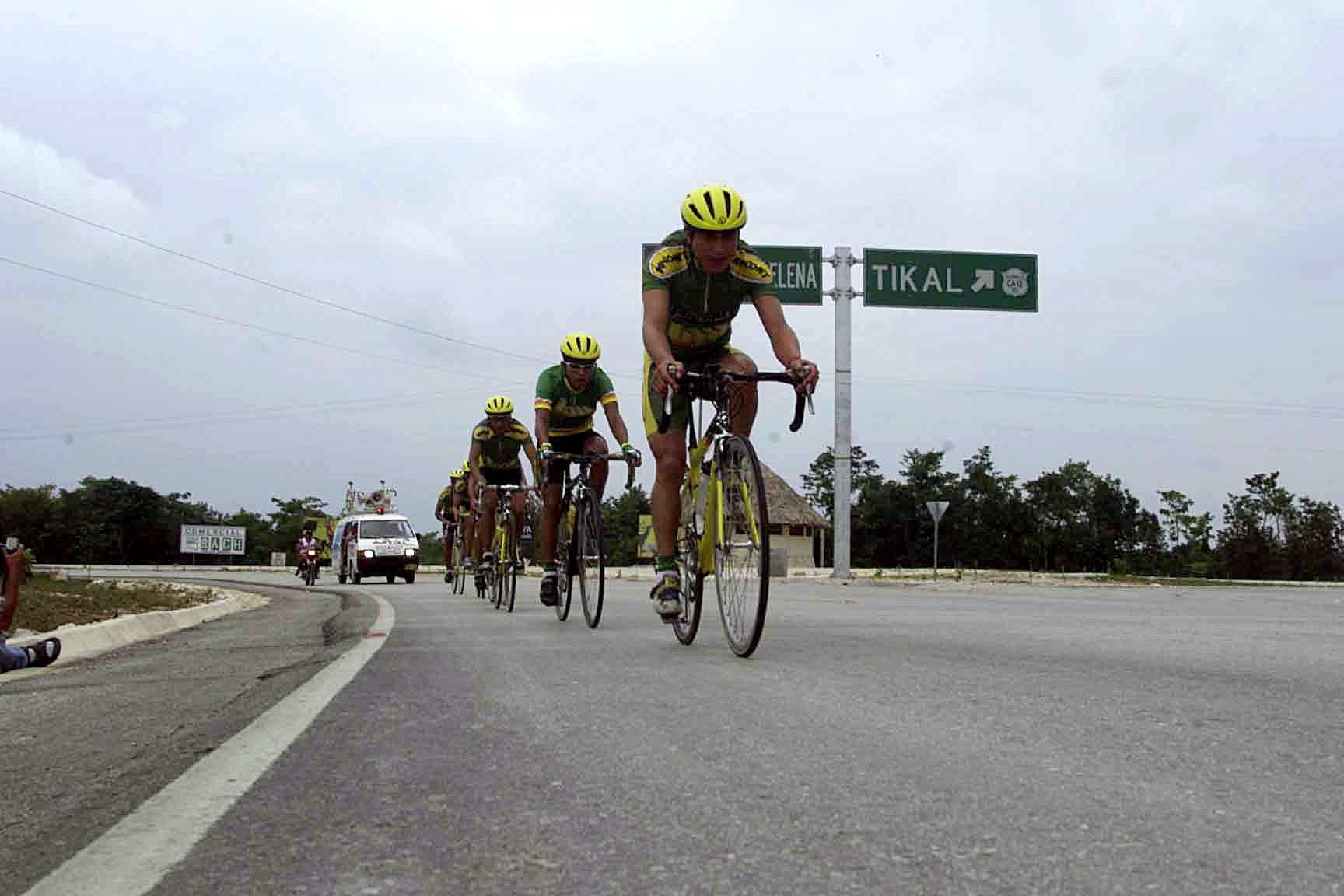 El equipo Bancomet durante su paso por el cruce de Tikal. La edición de la Vuelta del 2000 salió de Santa Elena y terminó en Río Dulce. (Foto Hemeroteca PL).