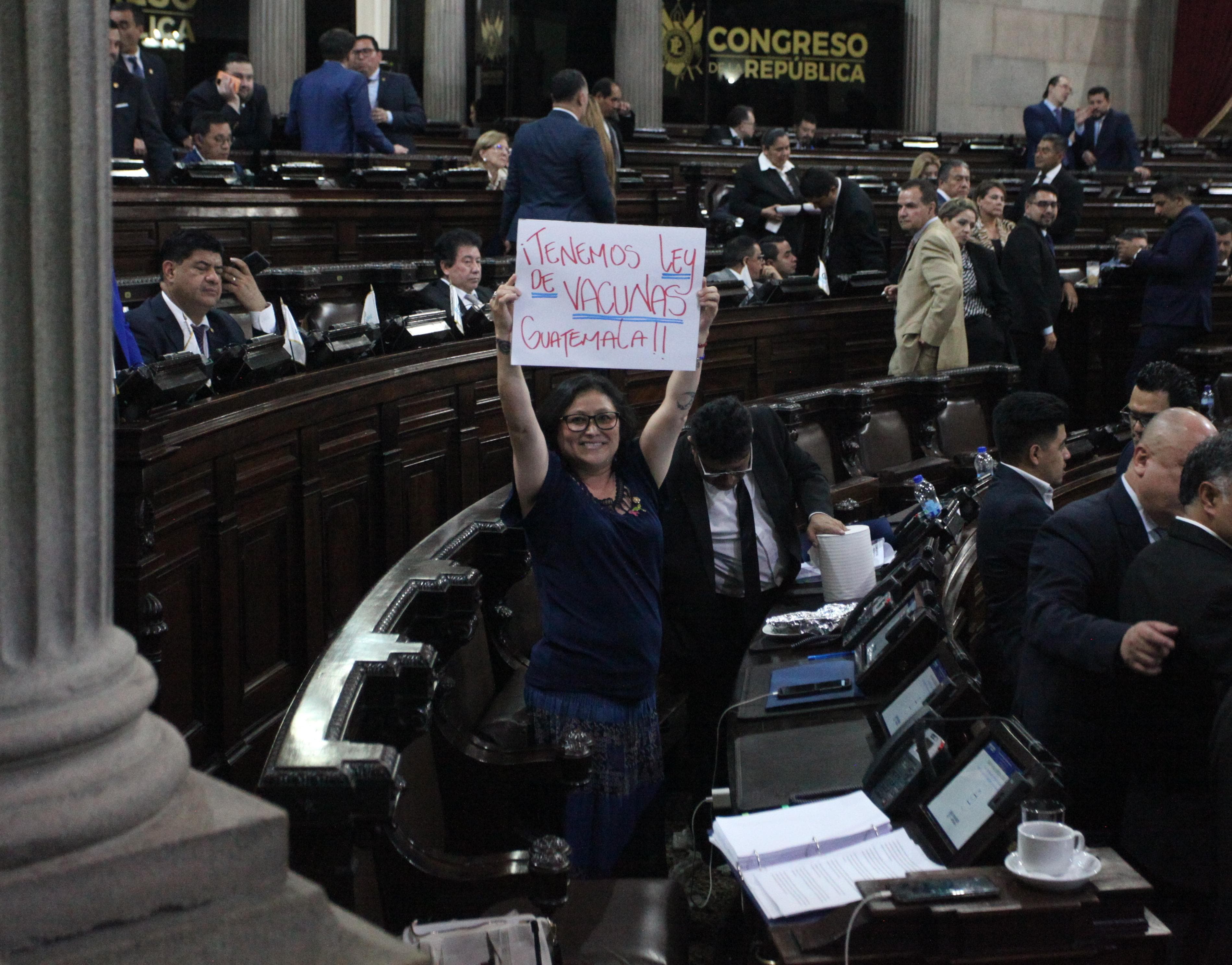 Diputados del Congreso de la República votaron a favor de la Ley de Vacunación. (Foto Prensa Libre: Carlos Ochoa)