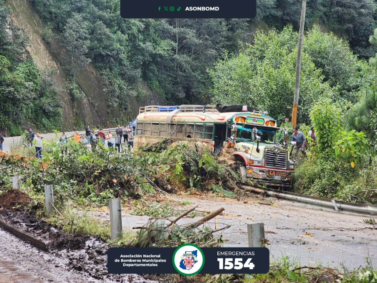 Un autobús fue alcanzado por grandes cantidades de tierra de un derrumbe en Tecpán Guatemala, Chimaltenango. (Foto Prensa Libre: CBMD)