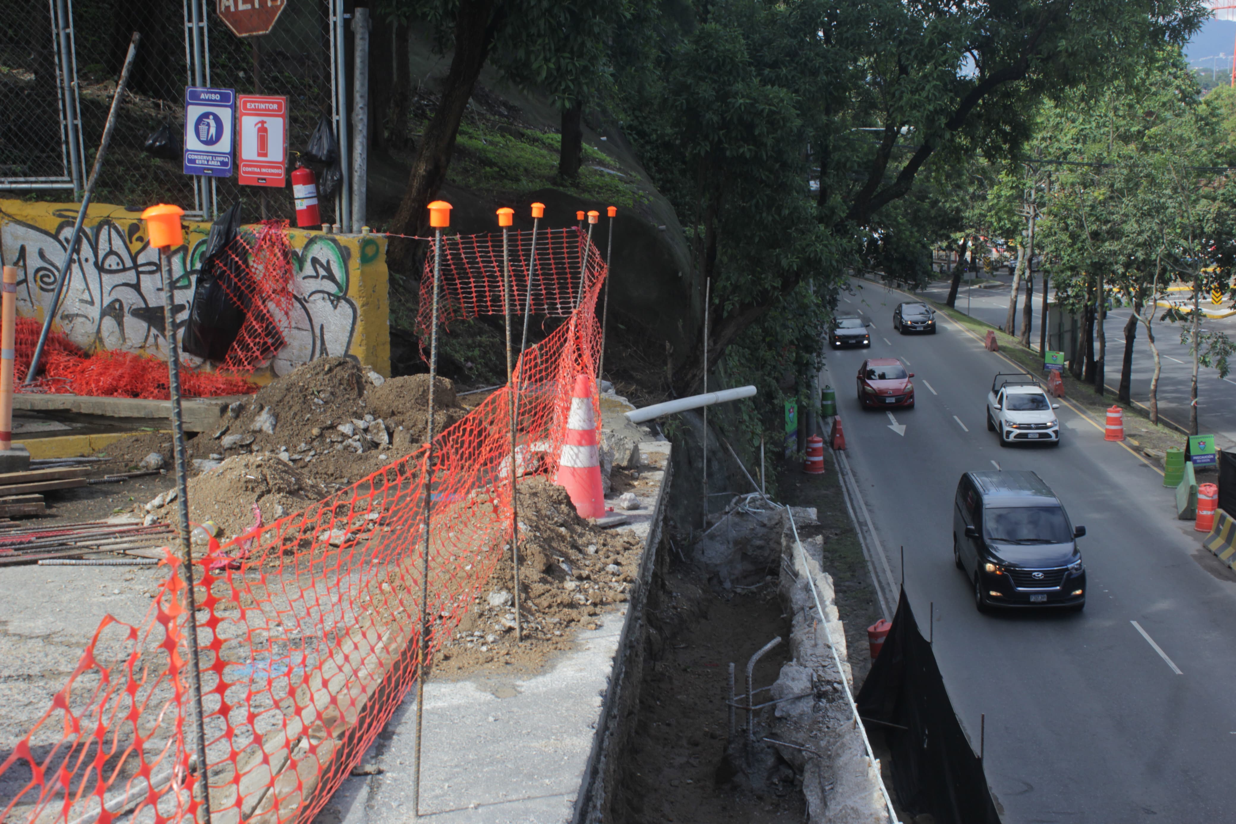 Trabajos en lugar donde se desmontó la estructura del puente Adolfo Mijangos López, en el Anillo Periférico. (Foto Prensa Libre: Emilio Chang)