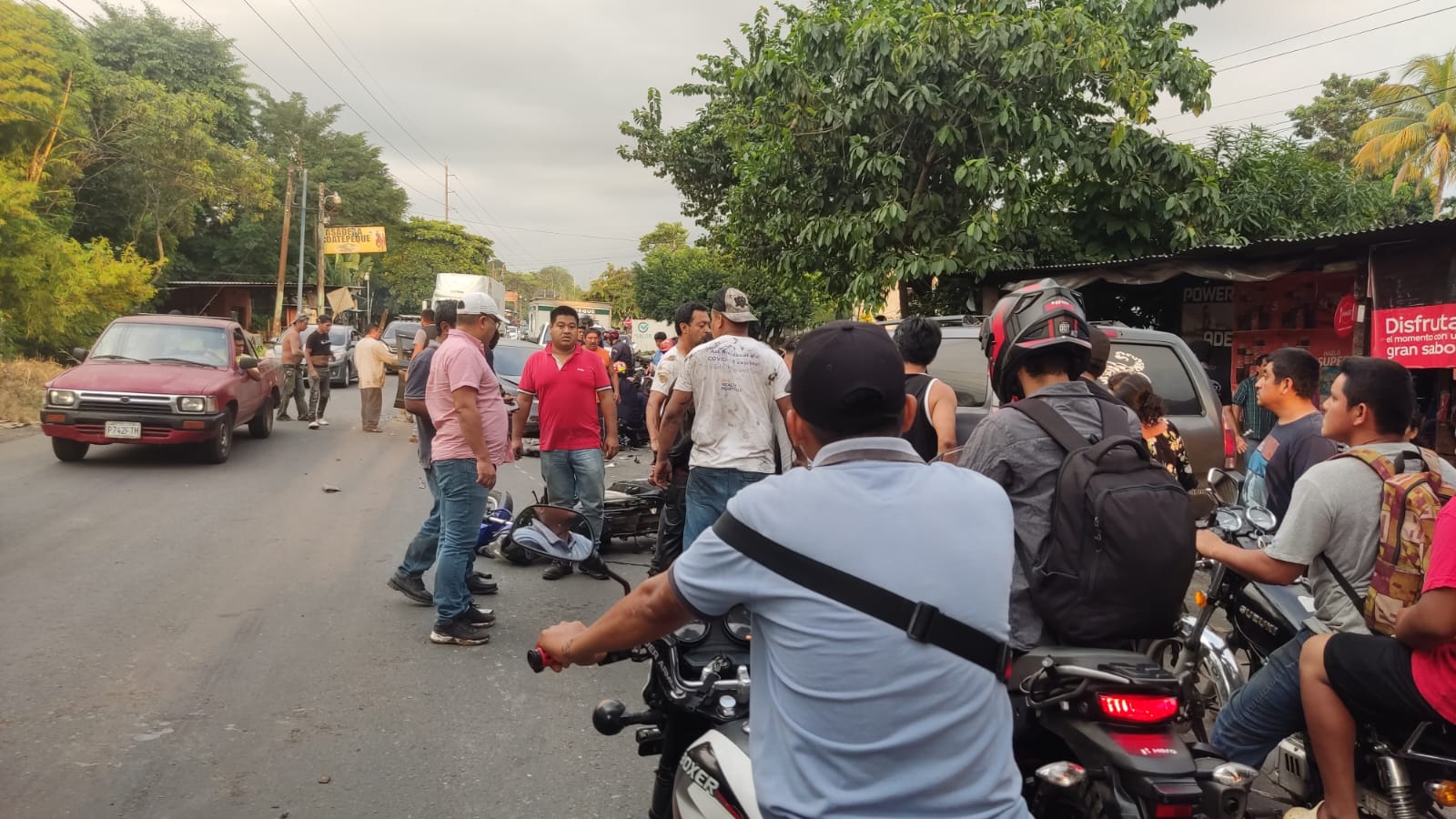 Luego de un ataque armado, dos presuntos sicarios que escapaban en motocicleta fueron arrollados en el km 225 de la ruta al Suroccidente. (Foto Prensa Libre:)