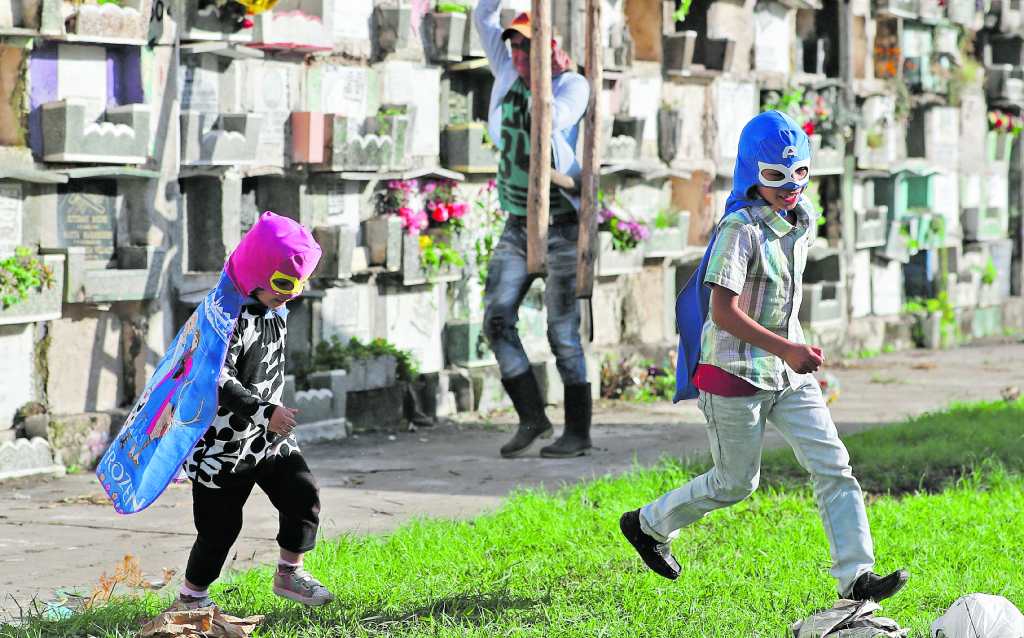 Niños jugando el 1 de noviembre en el cementerio general de guatemala 