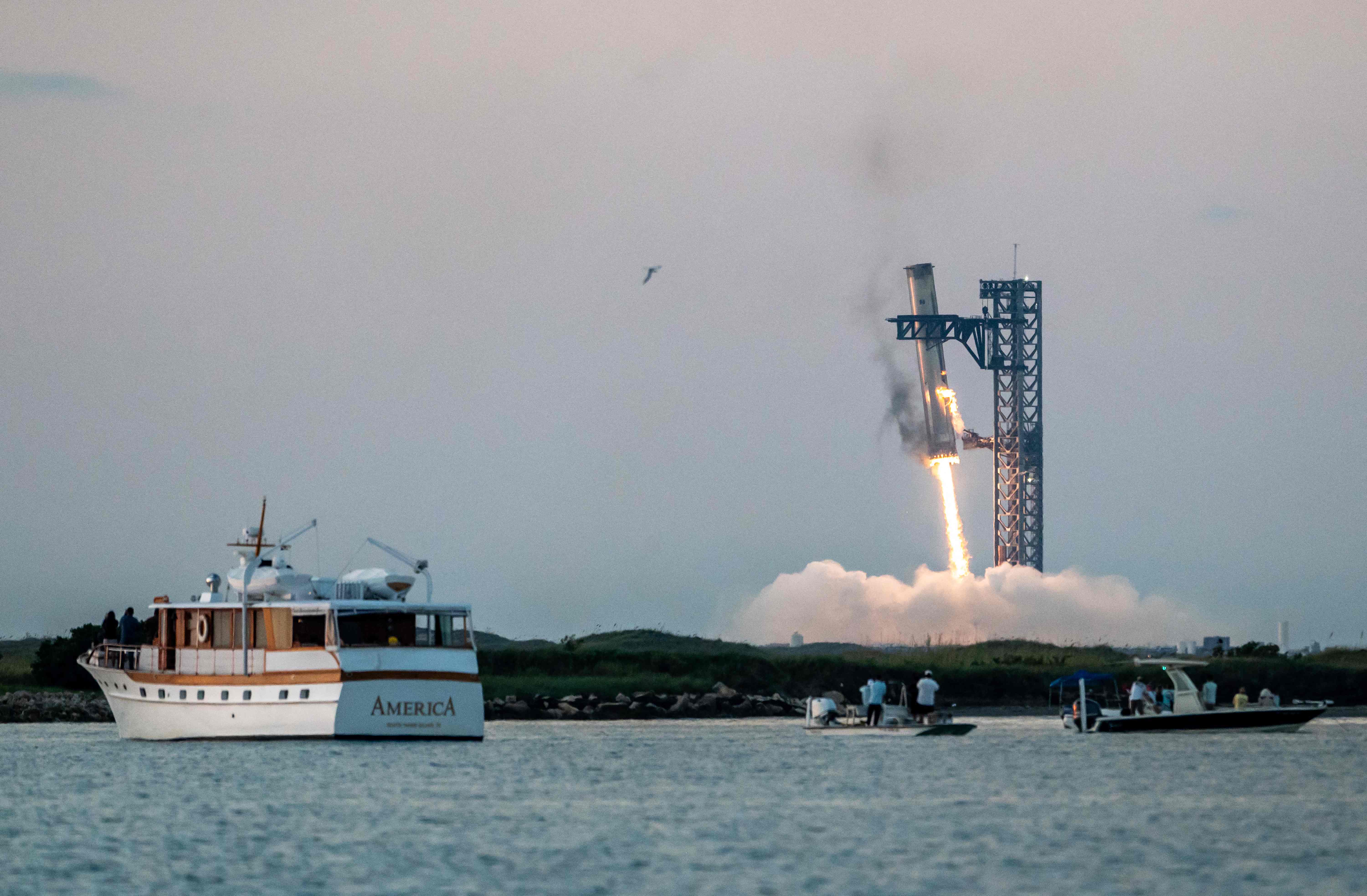 SpaceX prueba con éxito su Starship y captura la primera fase