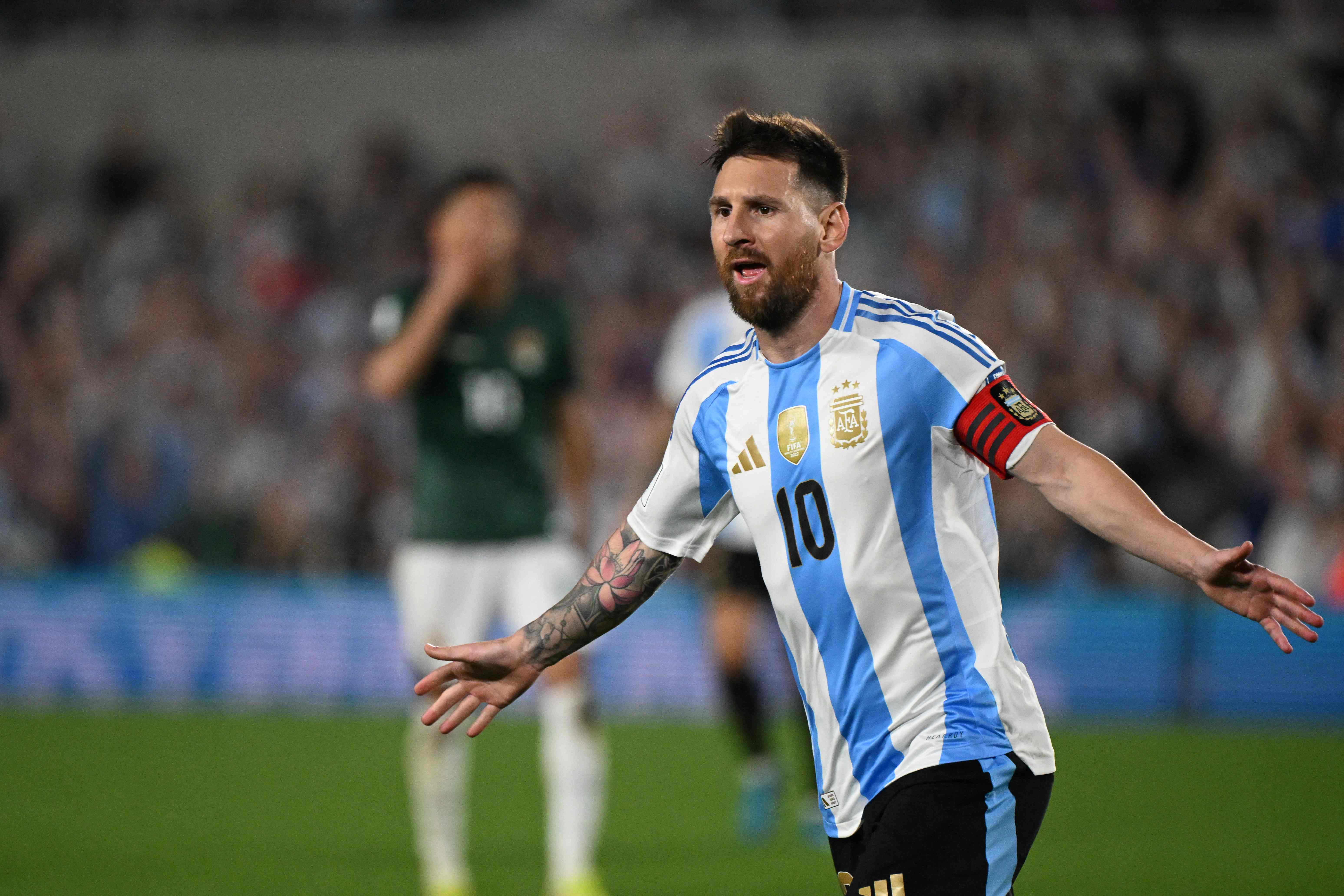 Lionel Messi celebra luego de conseguir una de sus tres anotaciones en el duelo contra Bolivia por eliminatorias.