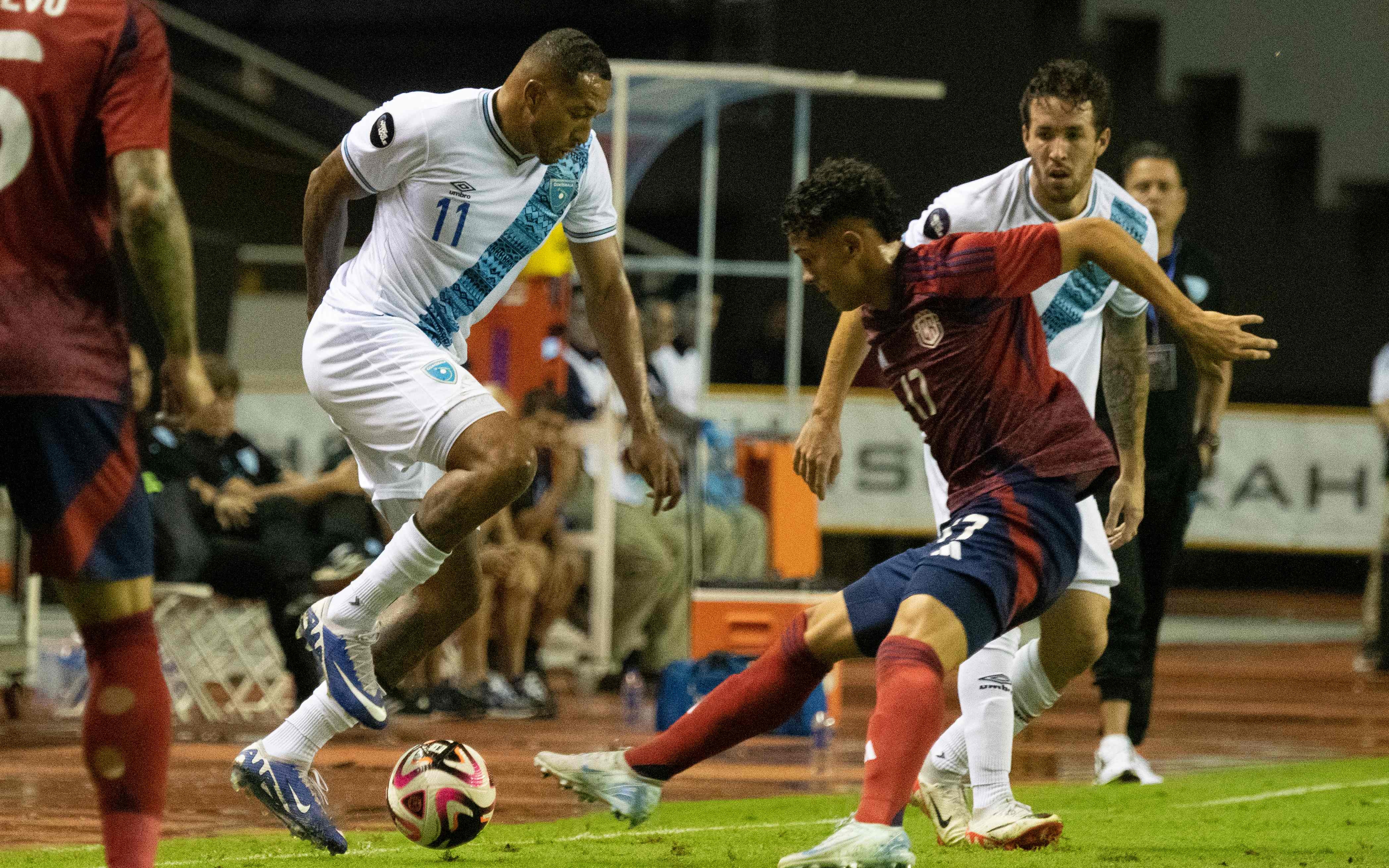 Nathaniel Méndez-Laing frente a Warren Madrigal, autor de un gol ante Guatemala.