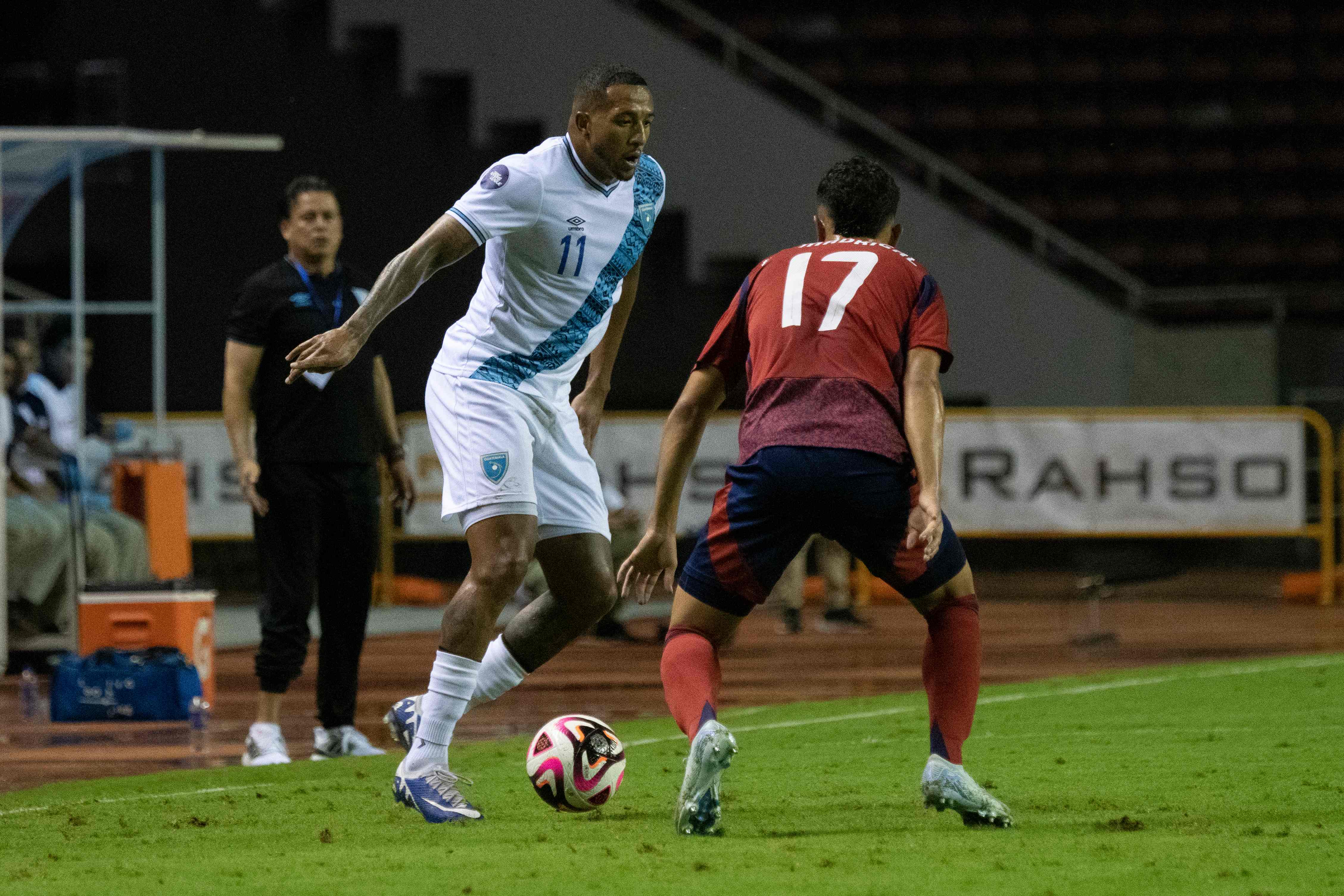 Nathaniel Méndez-Laing contra el tico Warren Madrigal